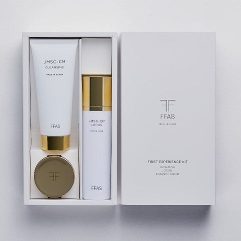 クレンジング、ローション、エッセンス クリームがセットになった「FFAS ファースト エクスペリエンス キット（1万9800円）