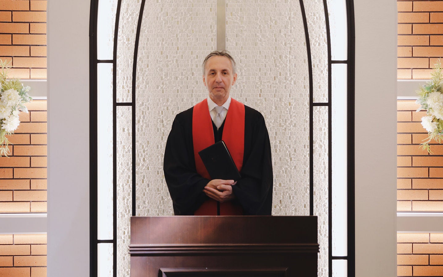 誰もいない式場で、牧師さんがお待ちしています。