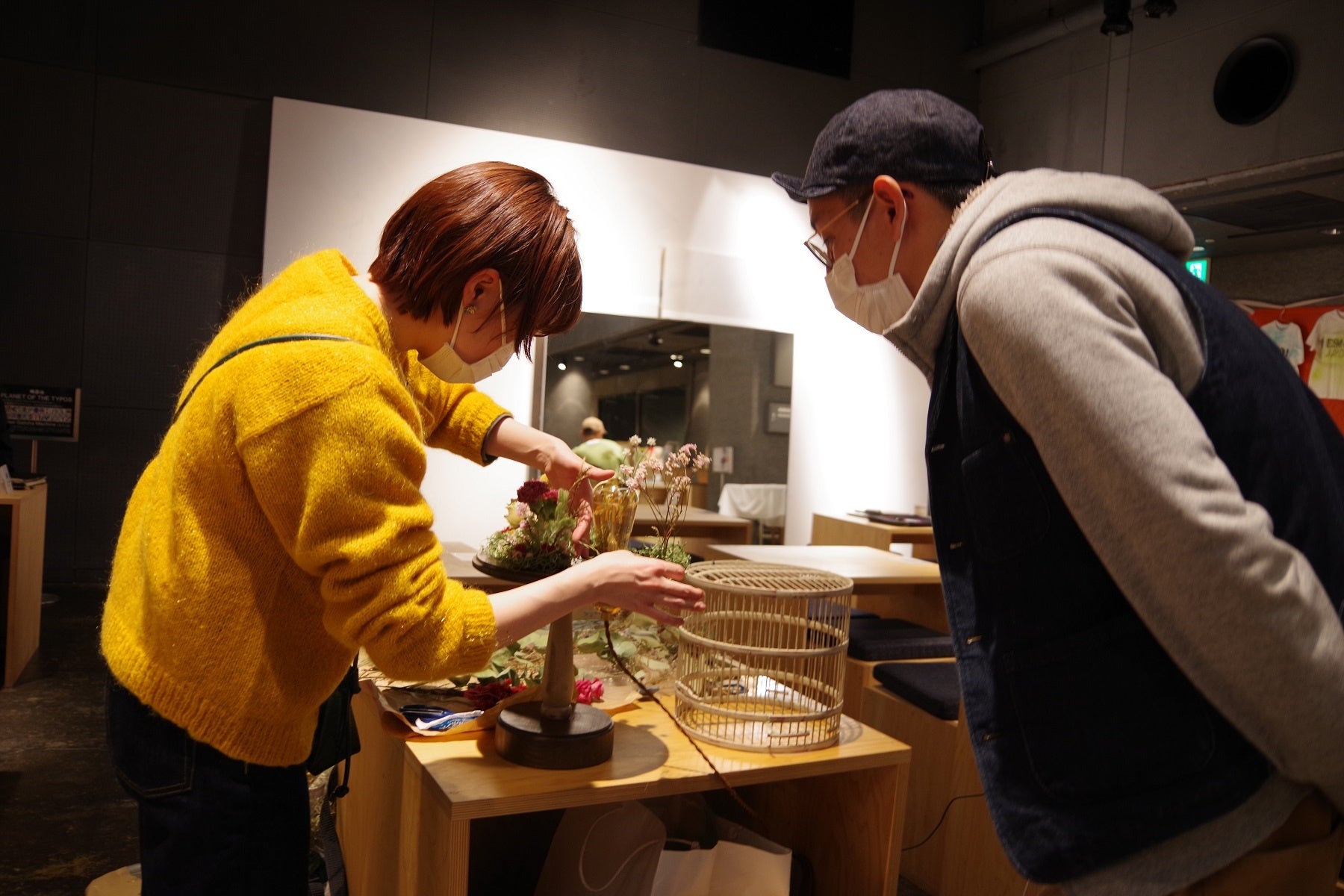 石巻と東京、約400km離れたクリエイターたちがオンライン上で意気投合。綿密な打ち合わせをもとにプランをつくり、展示会場で初顔合わせ＆持ち寄ったパーツを組み合わせ、見事作品が完成。（2022年）