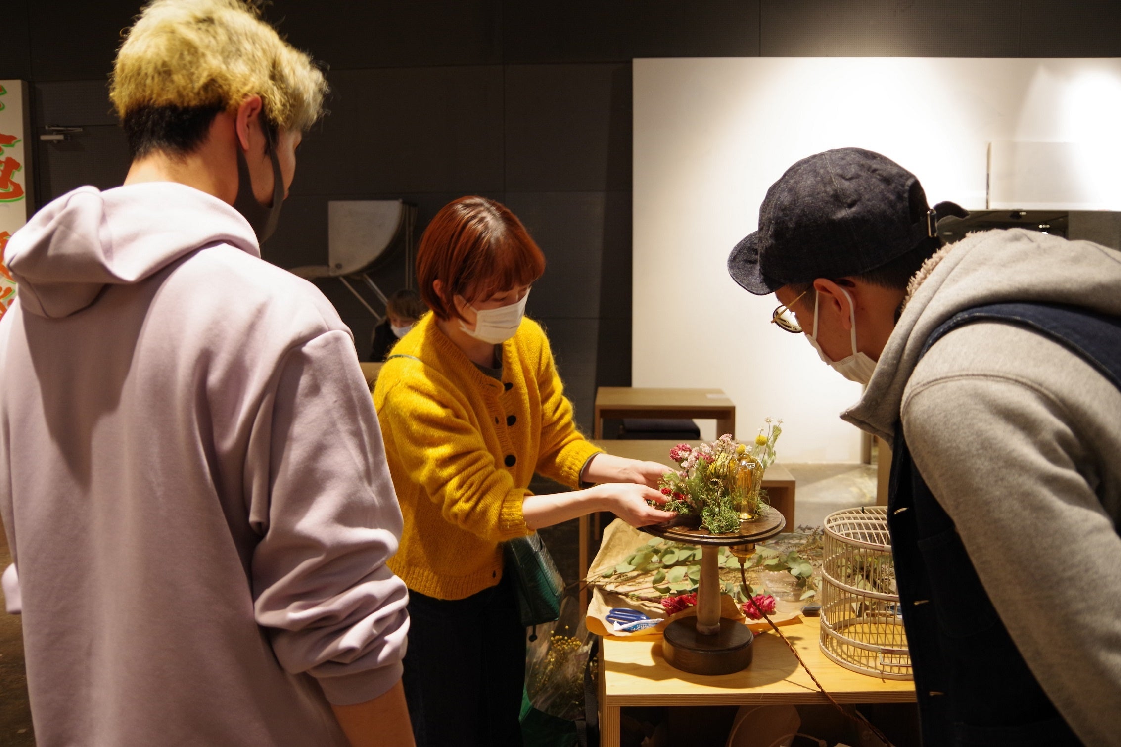 石巻と東京、約400km離れたクリエイターたちがオンライン上で意気投合。綿密な打ち合わせをもとにプランをつくり、展示会場で初顔合わせ＆持ち寄ったパーツを組み合わせ、見事作品が完成。（2022年）