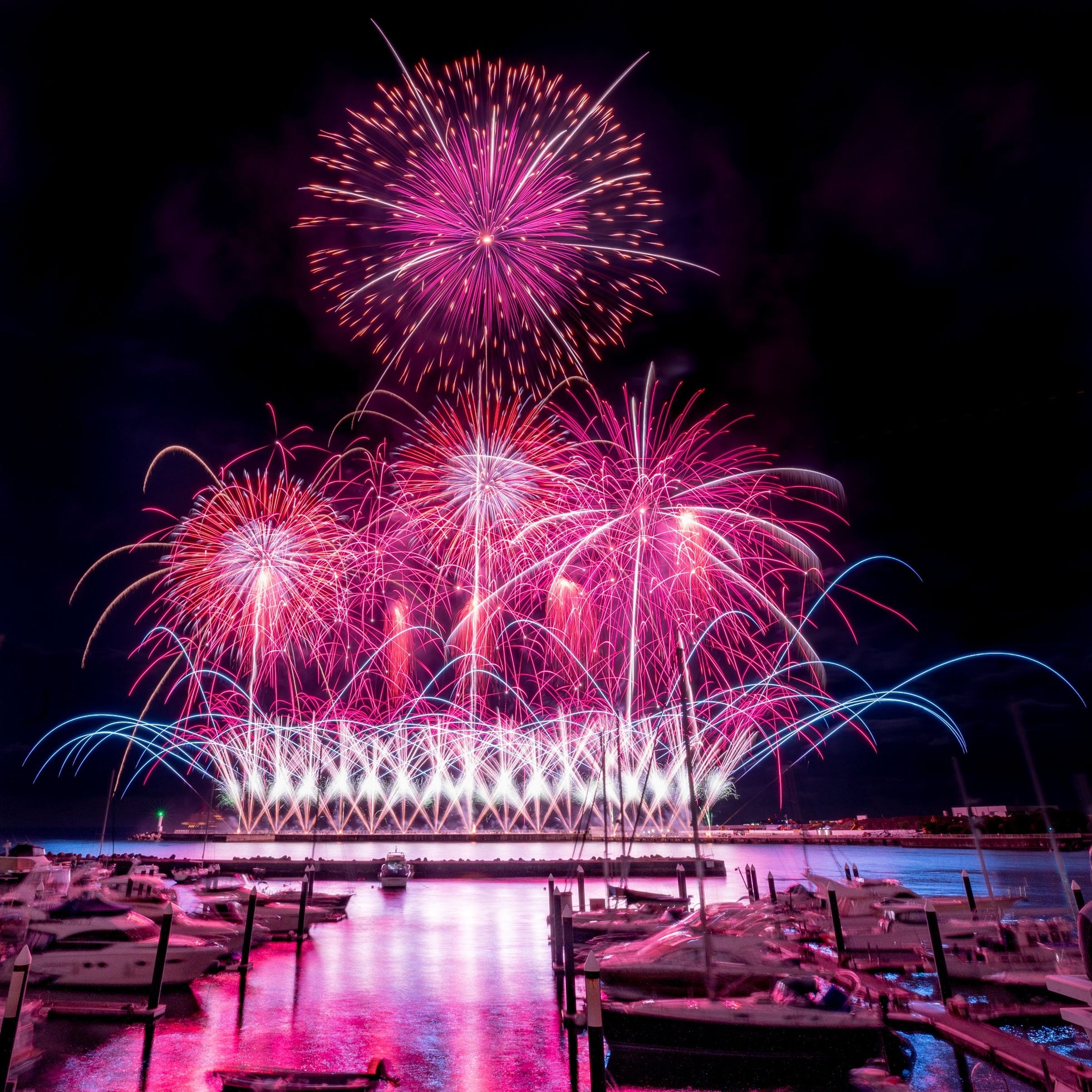 【秋空に咲く大輪の華】秋旅シーズン到来!11月の熱海海上花火大会は3日(月祝)・24日(月振休)特等席確約の送迎付きプランの販売中。空席少なくなっているので、ご予約はお早めに!