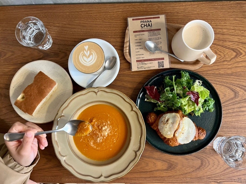 朝食一例：クロワッサン＋サラダやオプションのホットラテ、スープなど