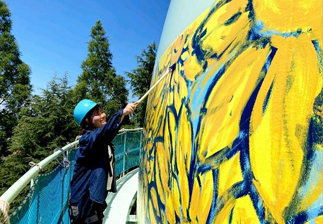 富山県日本海ガス絆ホールディングスのガスタンクにペイントする様子