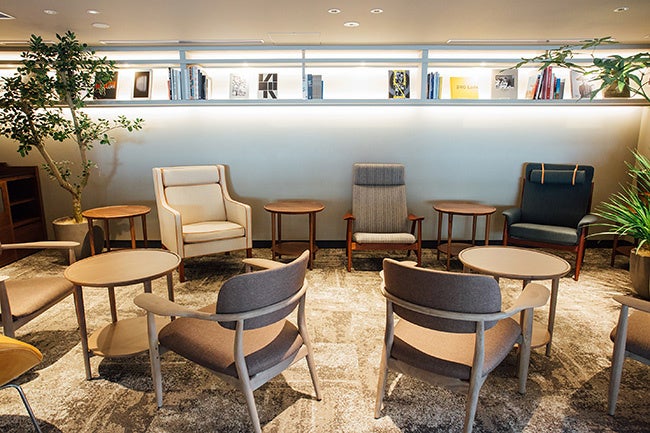 ライブペインティングを開催する２Fライブラリーラウンジ