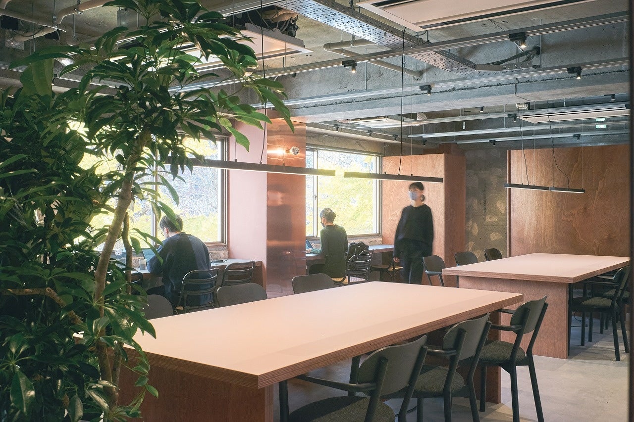 公園を眺めながら仕事ができるフリーアドレスデスク