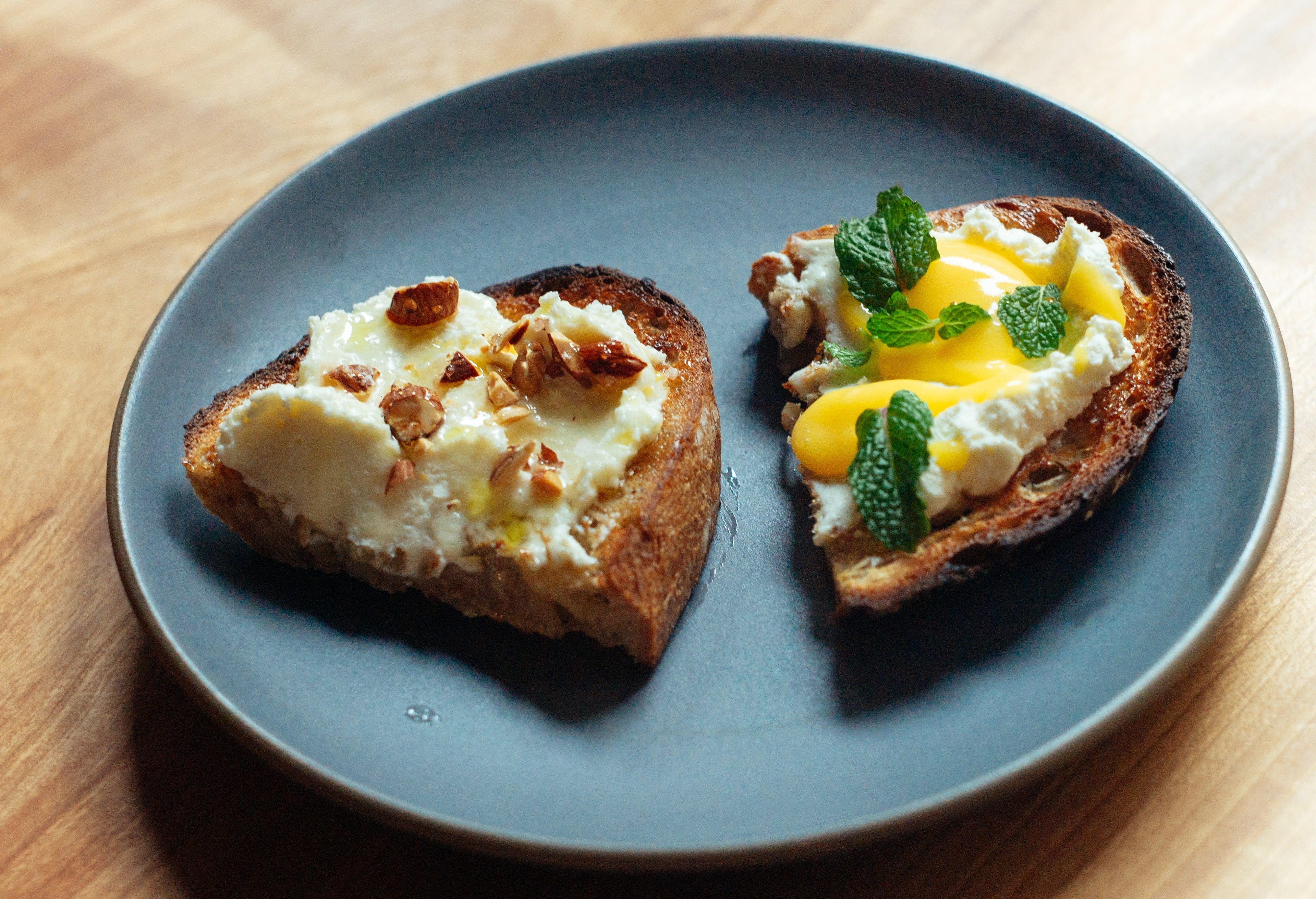 自家製リコッタチーズとゆずカードのトースト