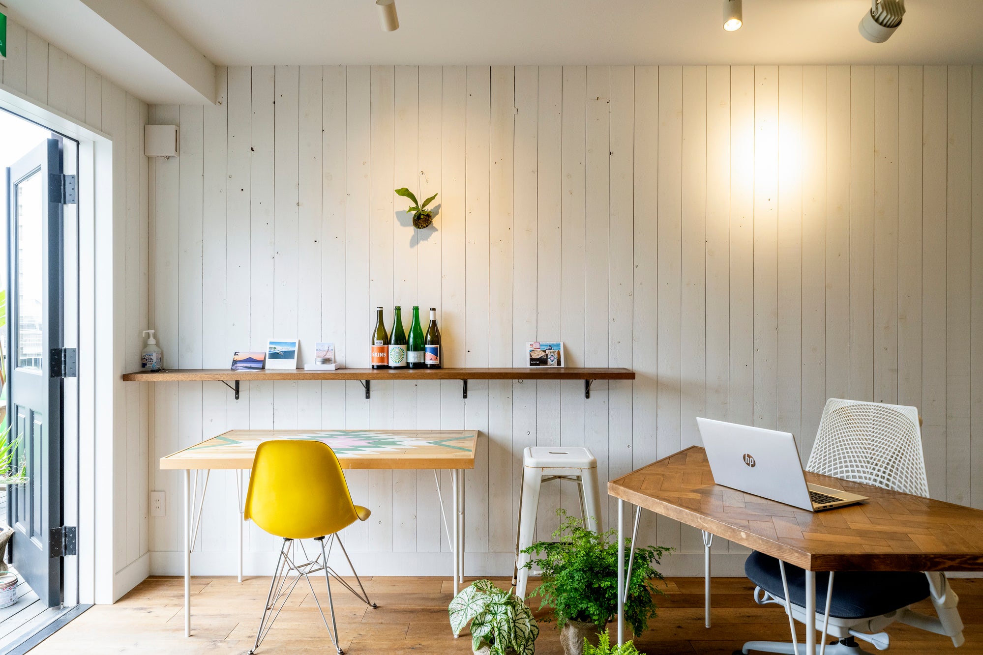 白い壁にはアートや写真も飾れる