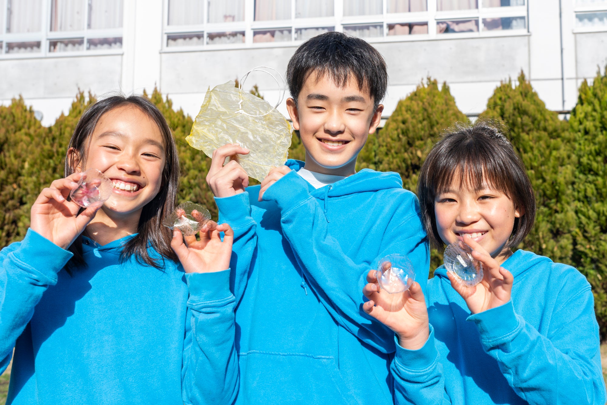 海藻を使っておかずカップを開発した大矢桃花さん（右）、堤新之助くん（中央）、樺木野奏さん（左）