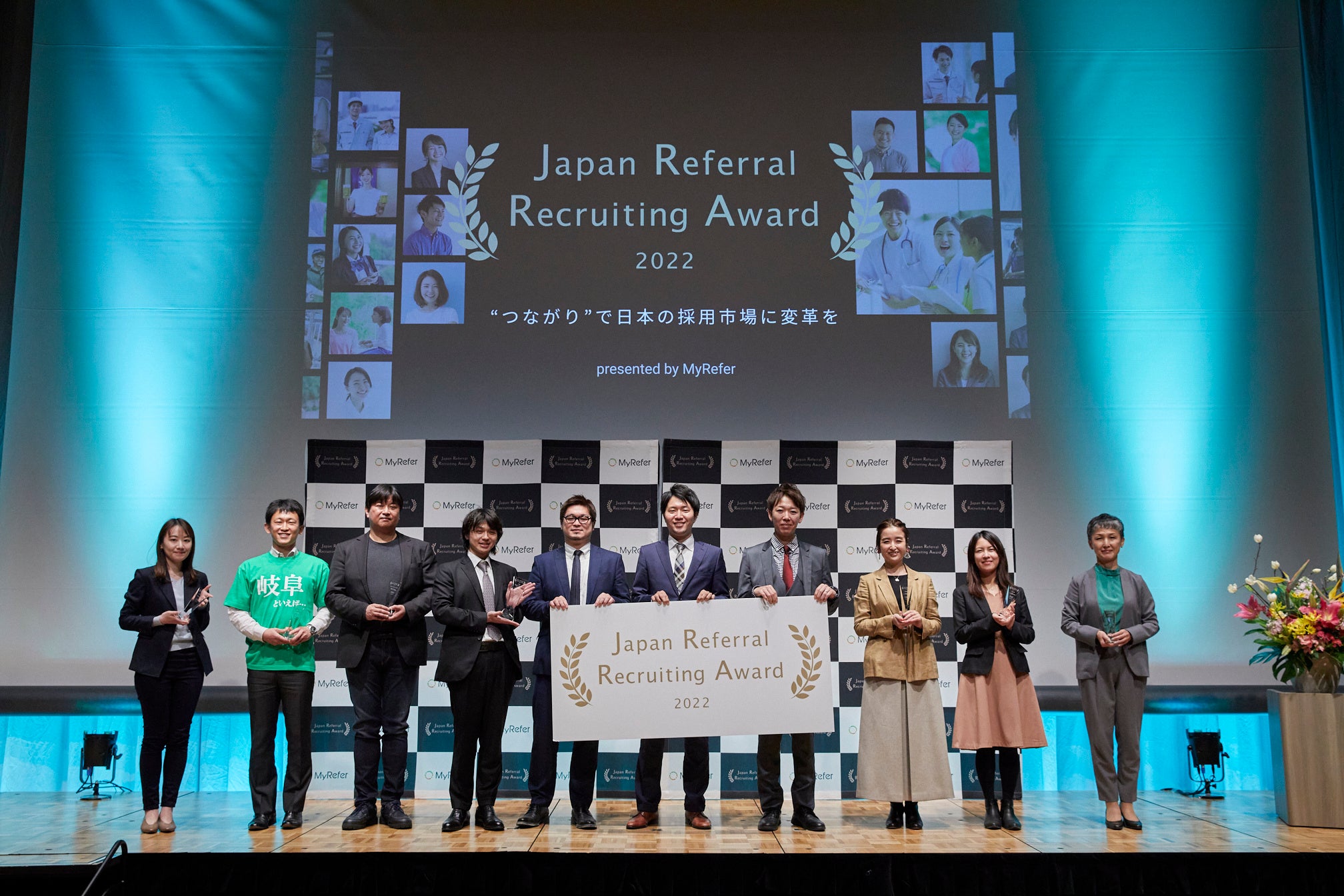 授賞式で登壇する吉川 誠（右から５人目）、江口省悟（左から４人目）（共に博報堂／博報堂ＤＹメディアパートナーズ人事局）