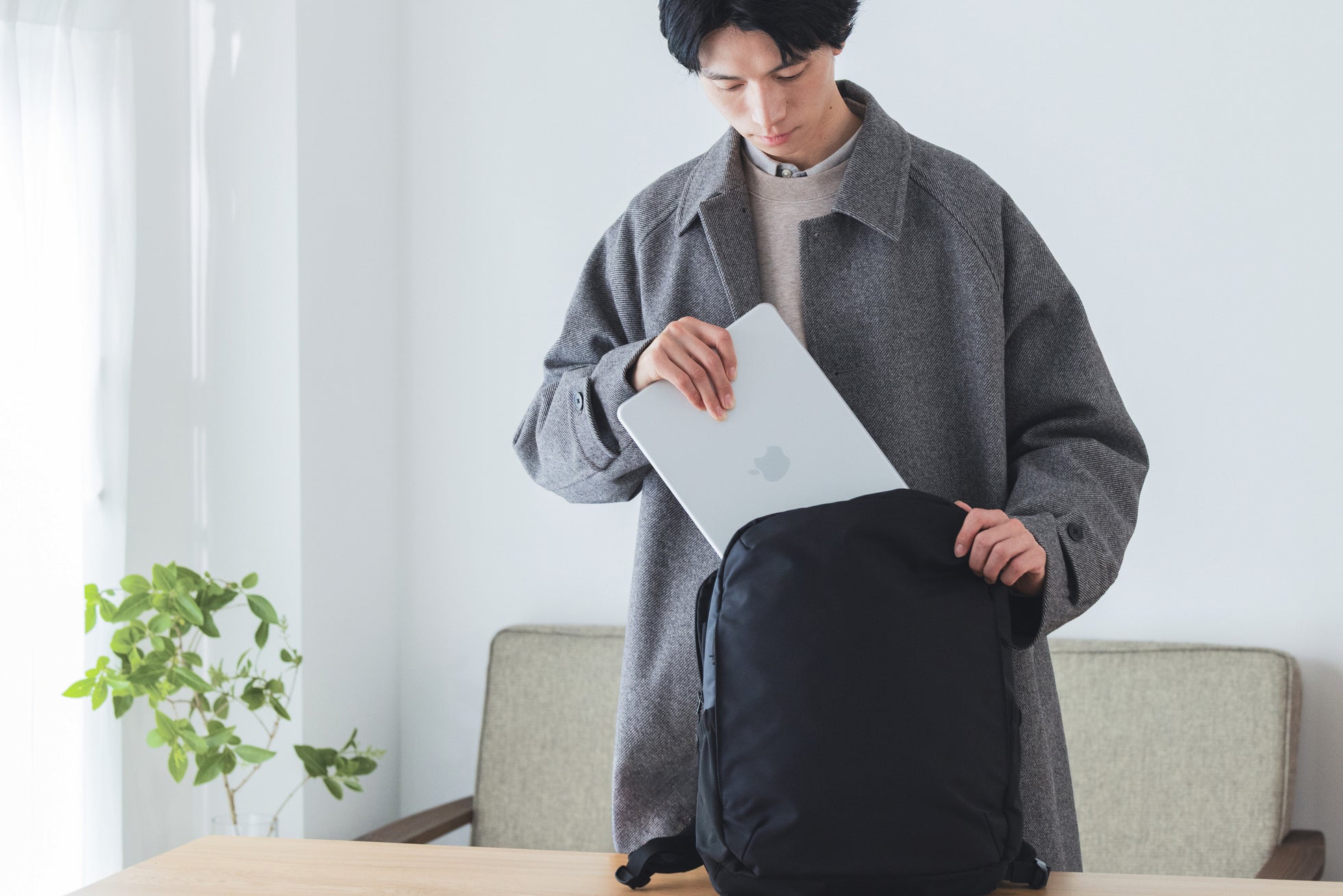 有本開発、厚さ3mmの超薄型ラップトップスタンド「beak note」をMakuakeで支援開始|取扱サイト