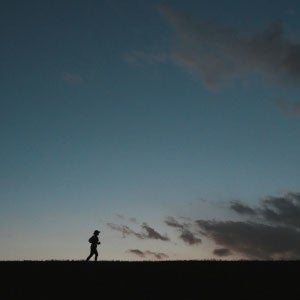 仕事終わりには、寄り道して川沿いを歩く