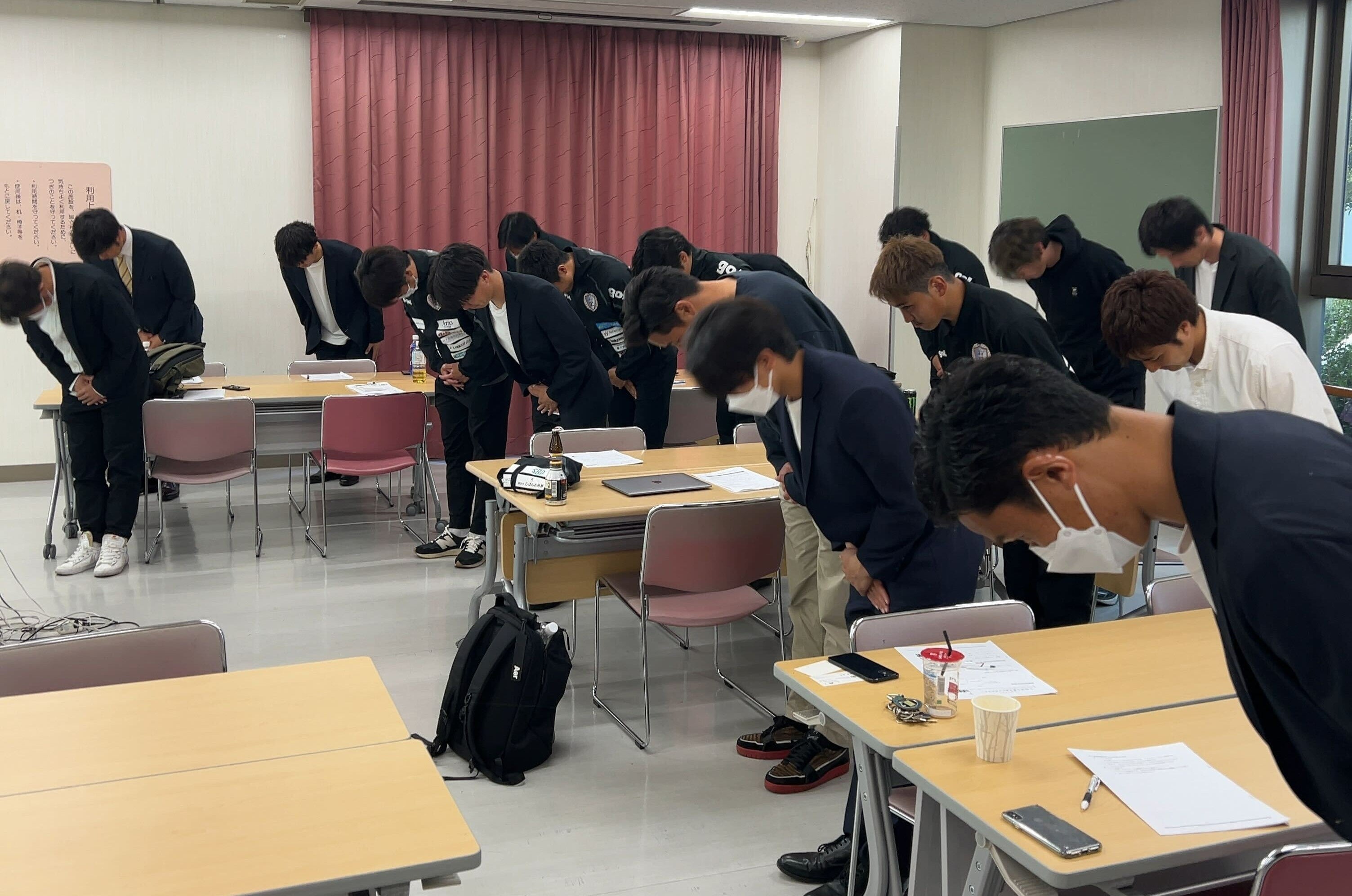 挨拶・お辞儀の仕方を学ばれる様子