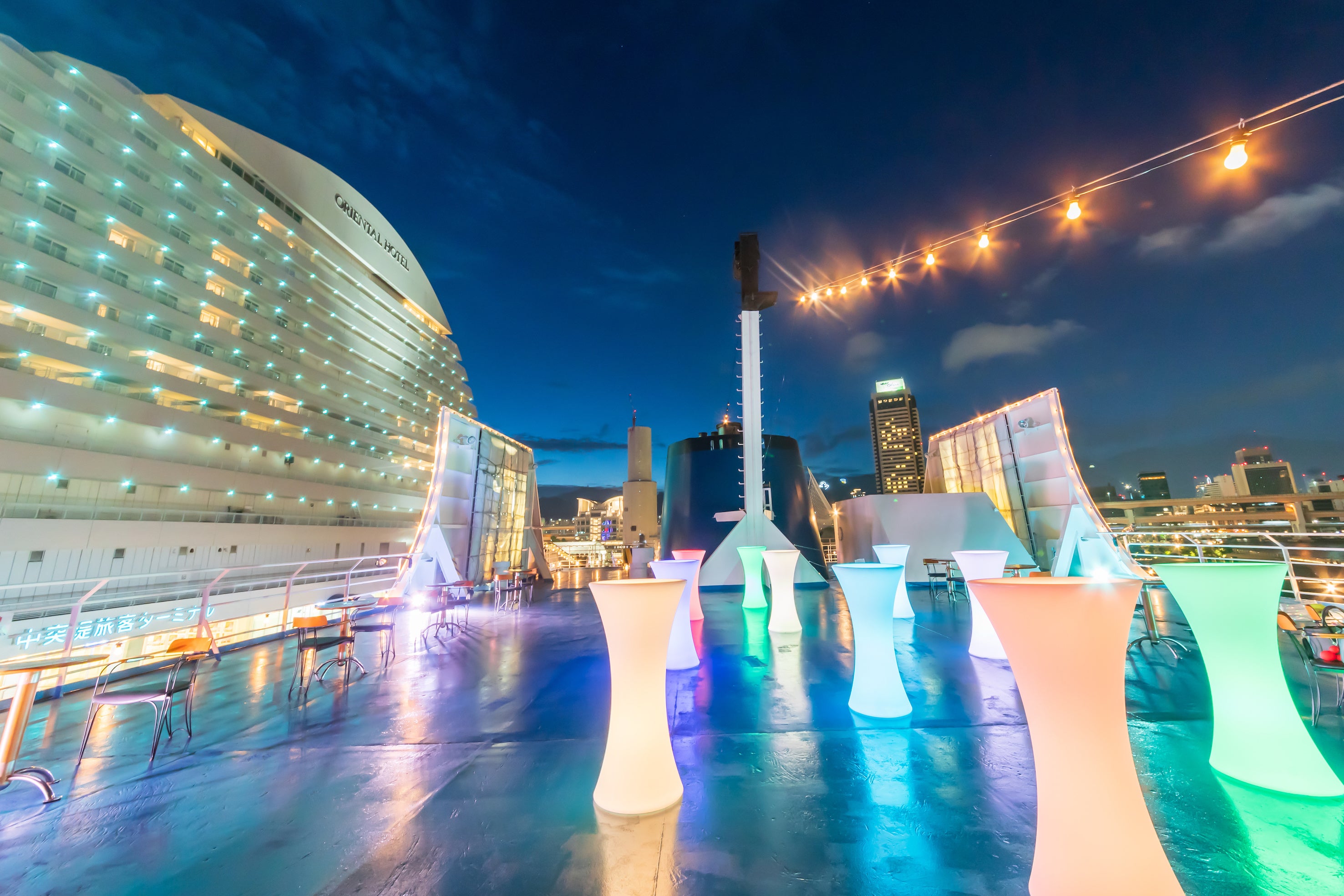 光るテーブルが並ぶデッキ