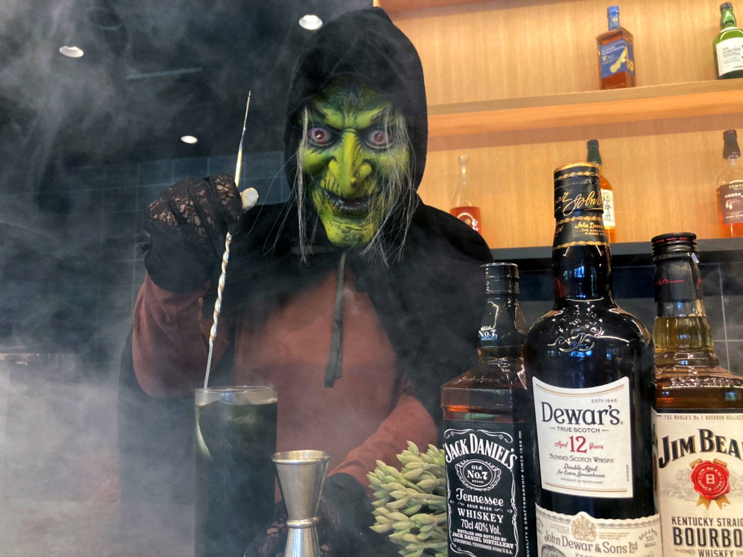 怪しげなドリンクを作る魔女のバーテンダー