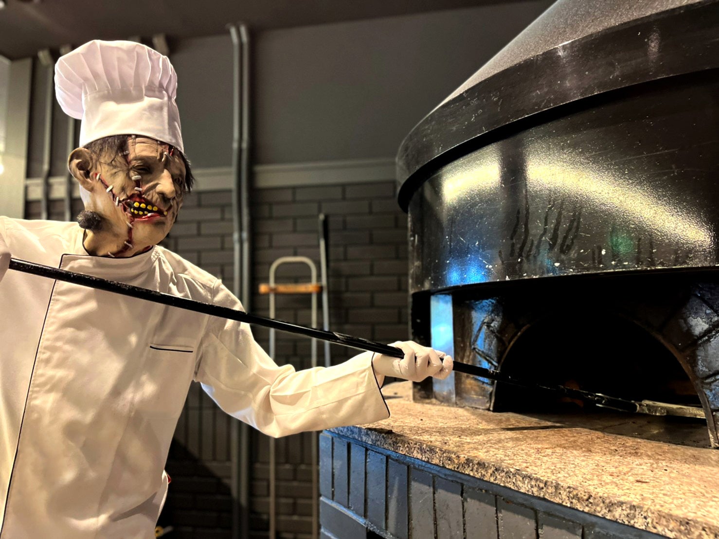 黙々と黒いピザを焼くフランケン