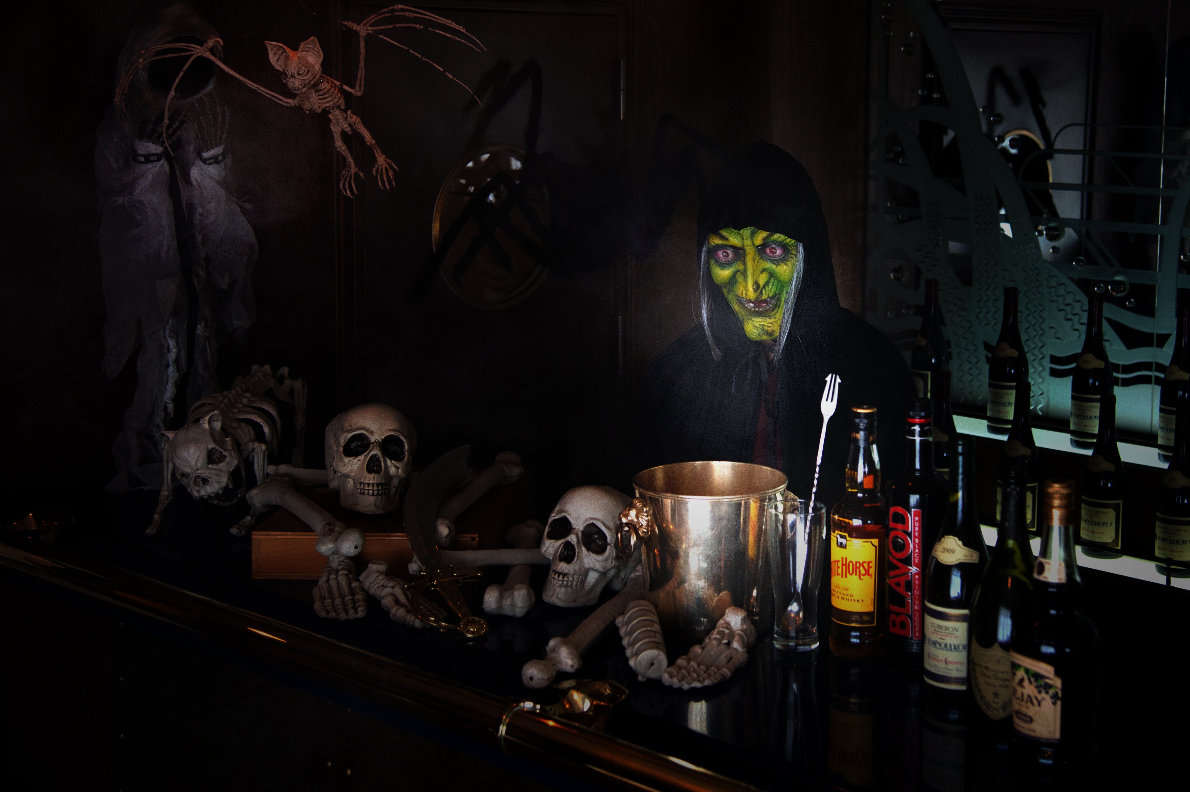 真っ黒な特製カクテルを作る「魔女バーテンダー」