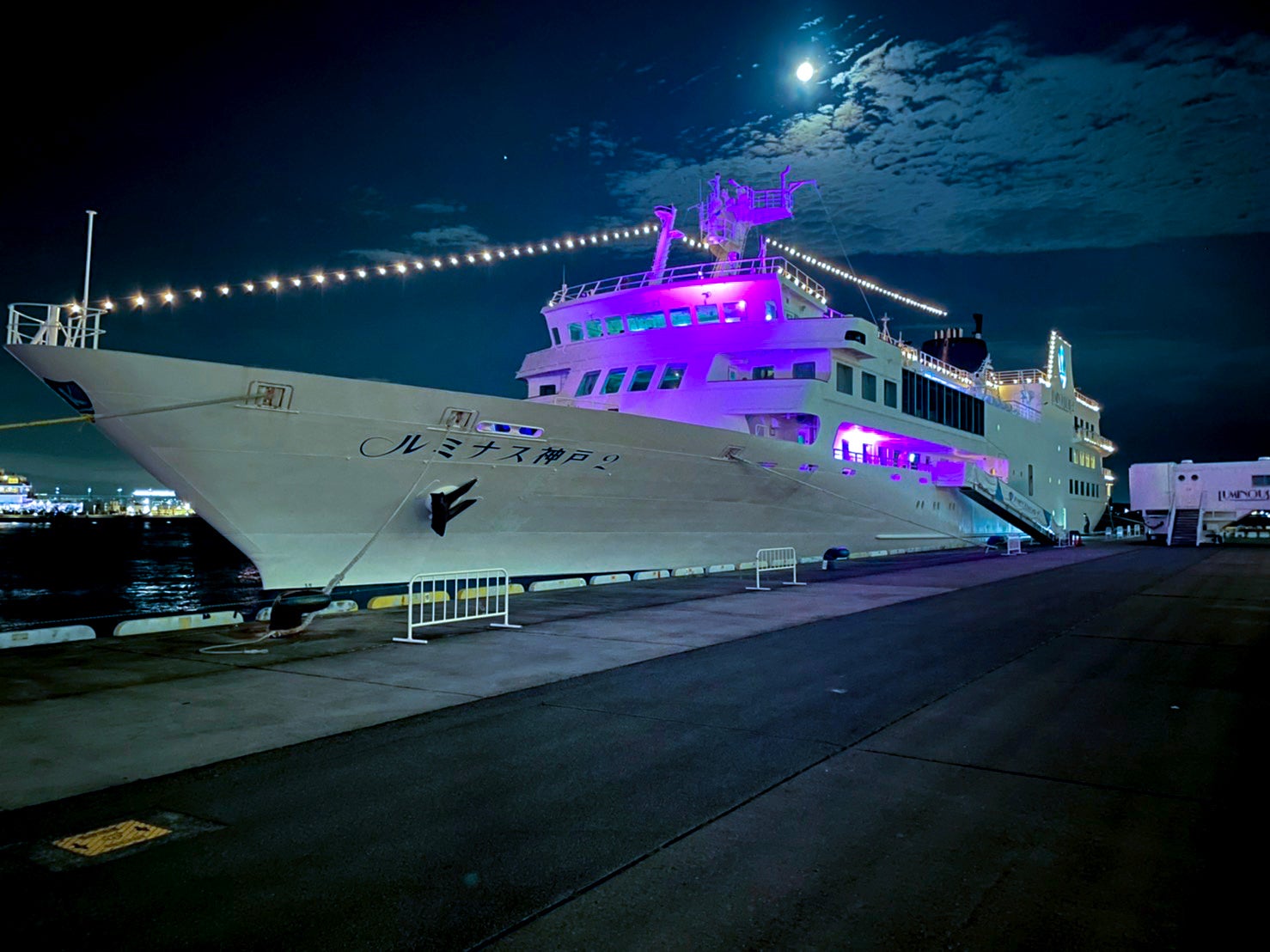 モンスタービアホールの開催期間中は、紫に染まるルミナス神戸2