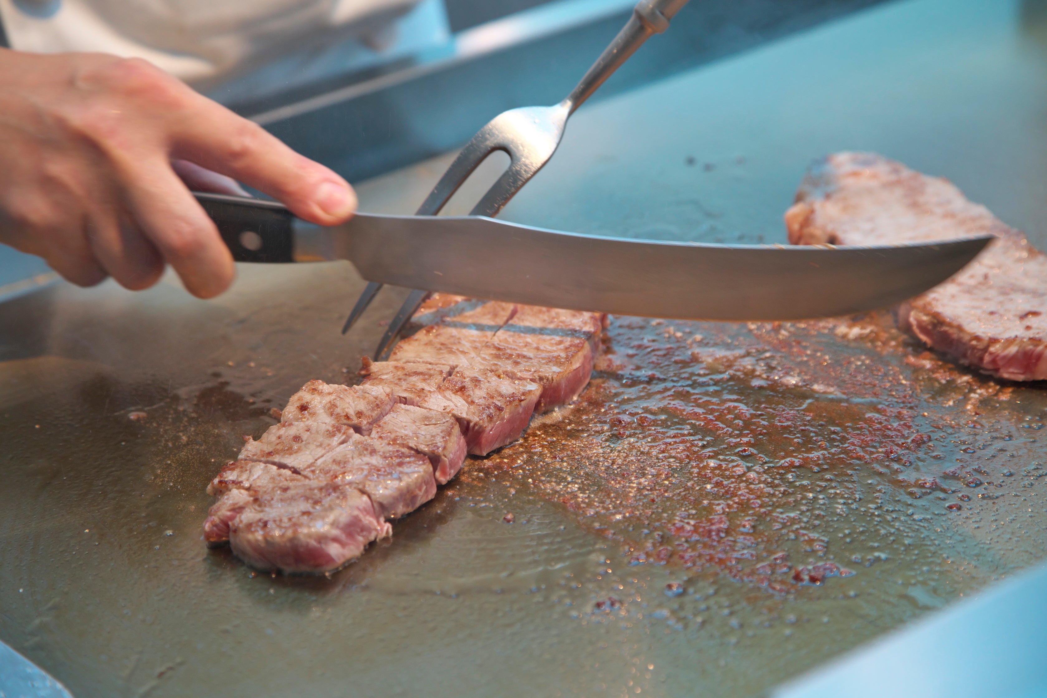 船上レストランでは焼き立てステーキも