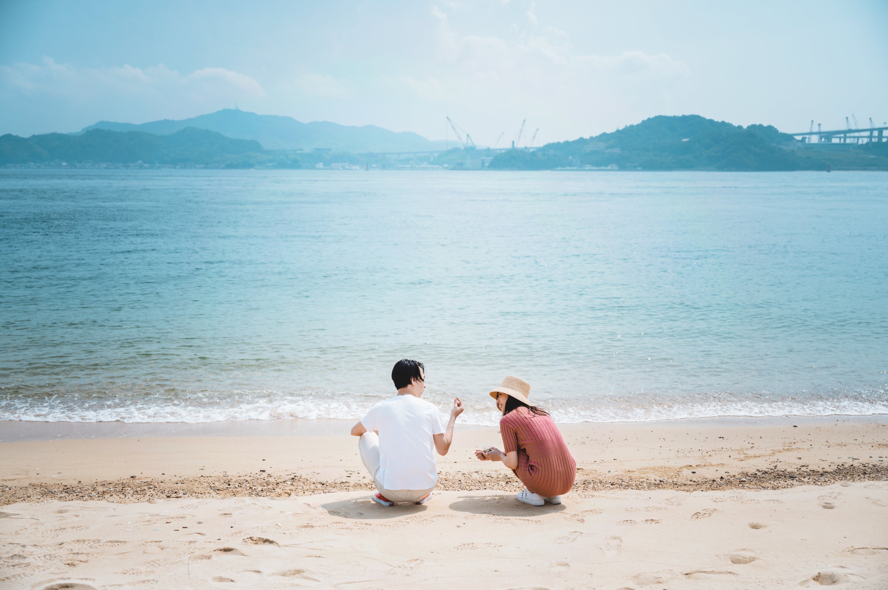 目の前に瀬戸内海が広がり、窓辺から浜辺までわずか5mほどのGLAMPROOKしまなみ