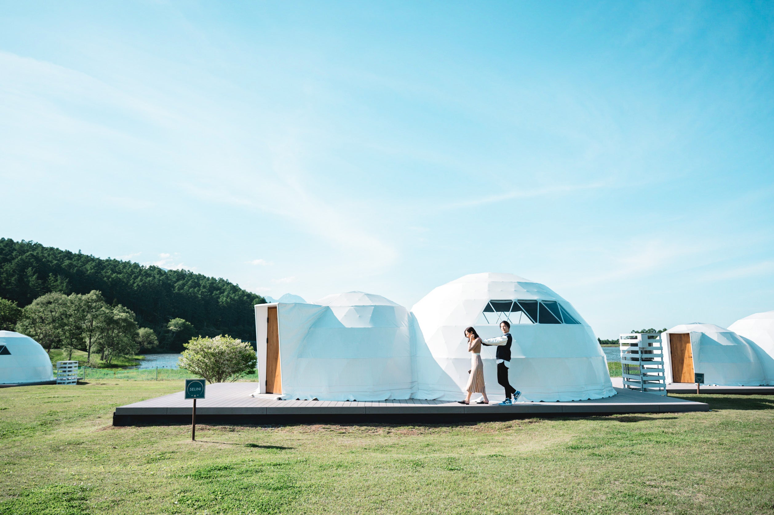 大自然の中にリビングと寝室を分けたツインドームが建つGLAMPROOK飯綱高原