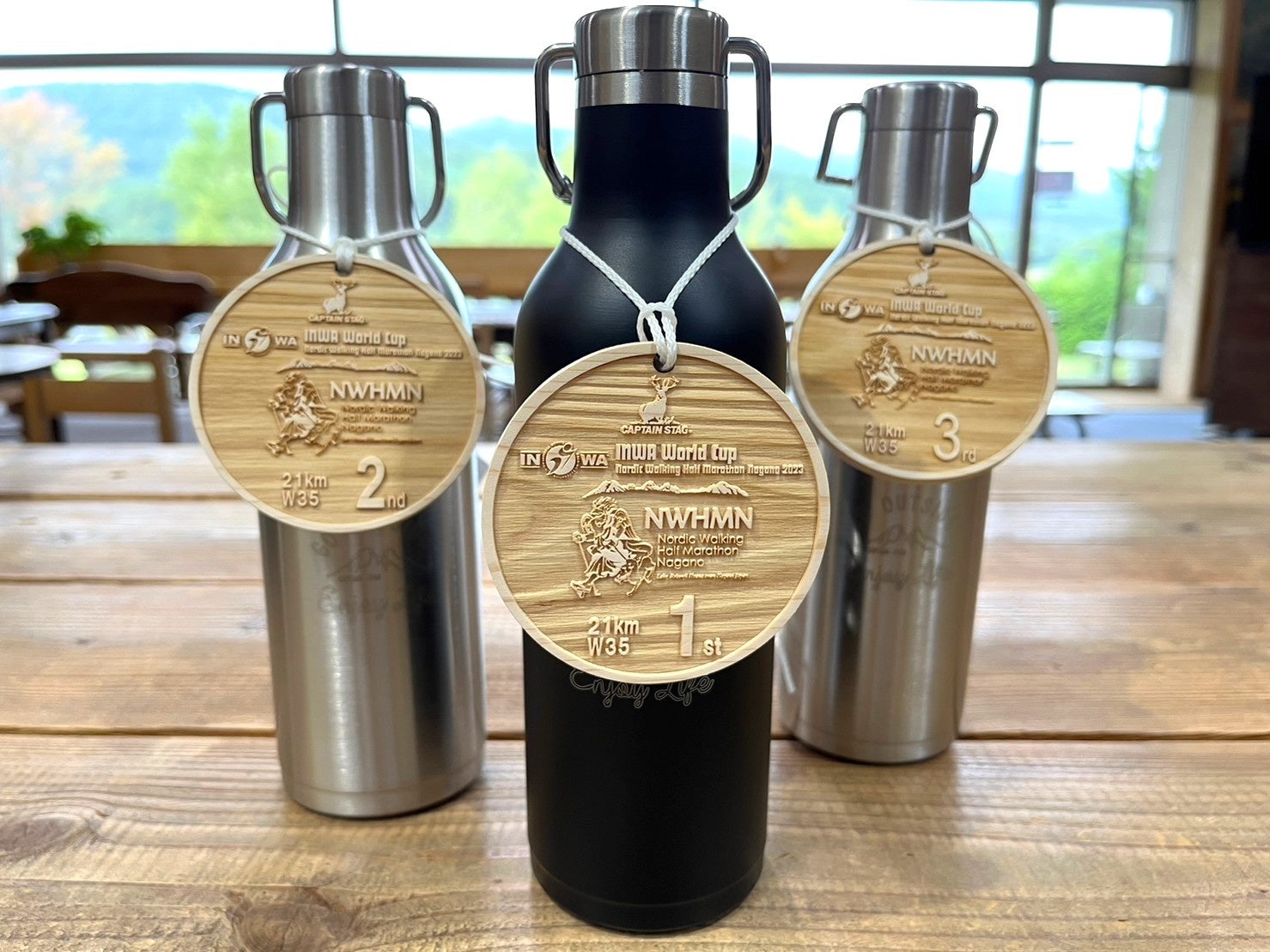 受賞者に贈られるメダル&ボトル