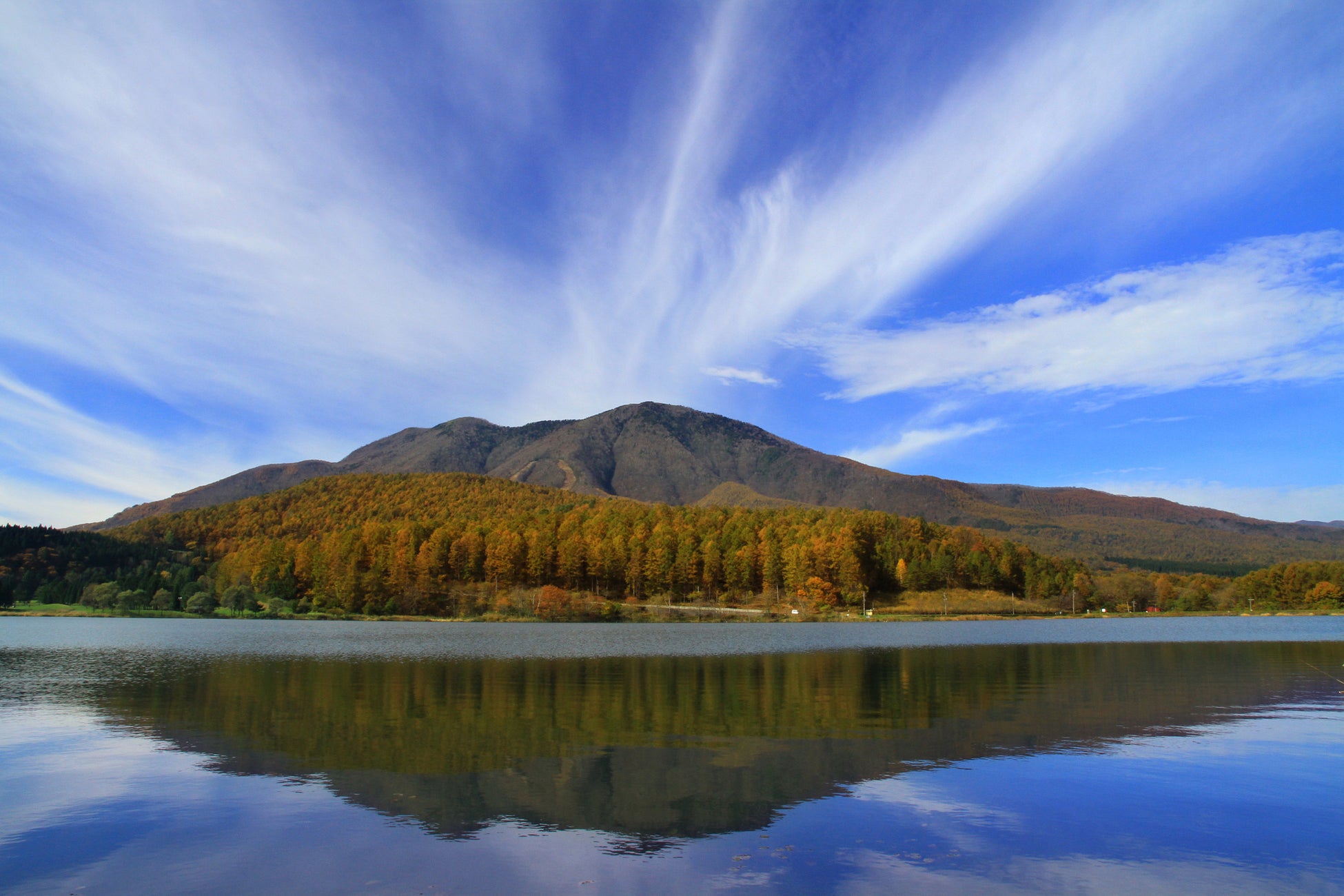 雄大な自然が広がる飯綱東高原(飯綱山と霊仙寺湖)