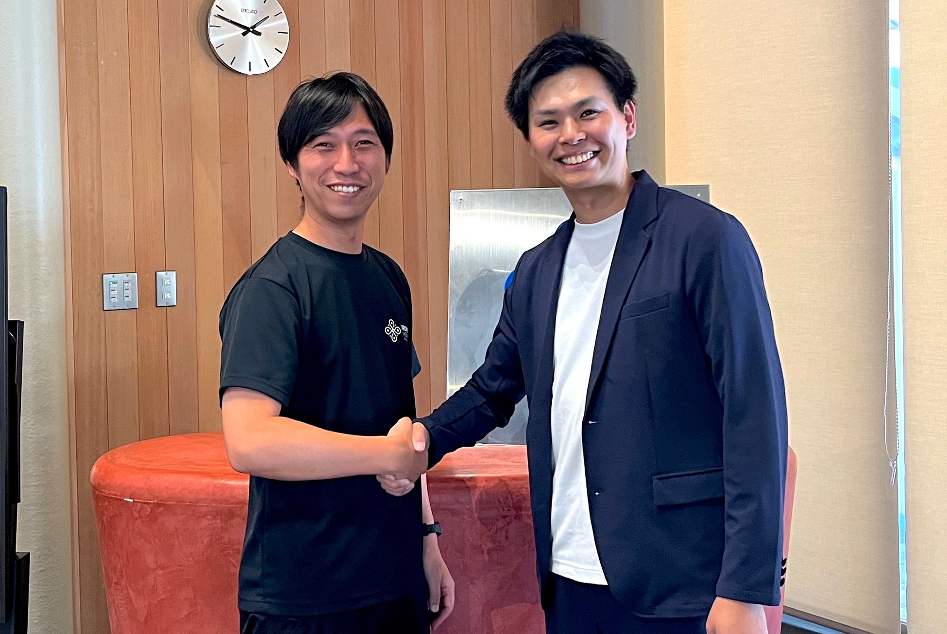 左:株式会社ドローンショー・ジャパン代表取締役社長 山本 雄貴/右:株式会社リハス 代表取締役 岩下琢也