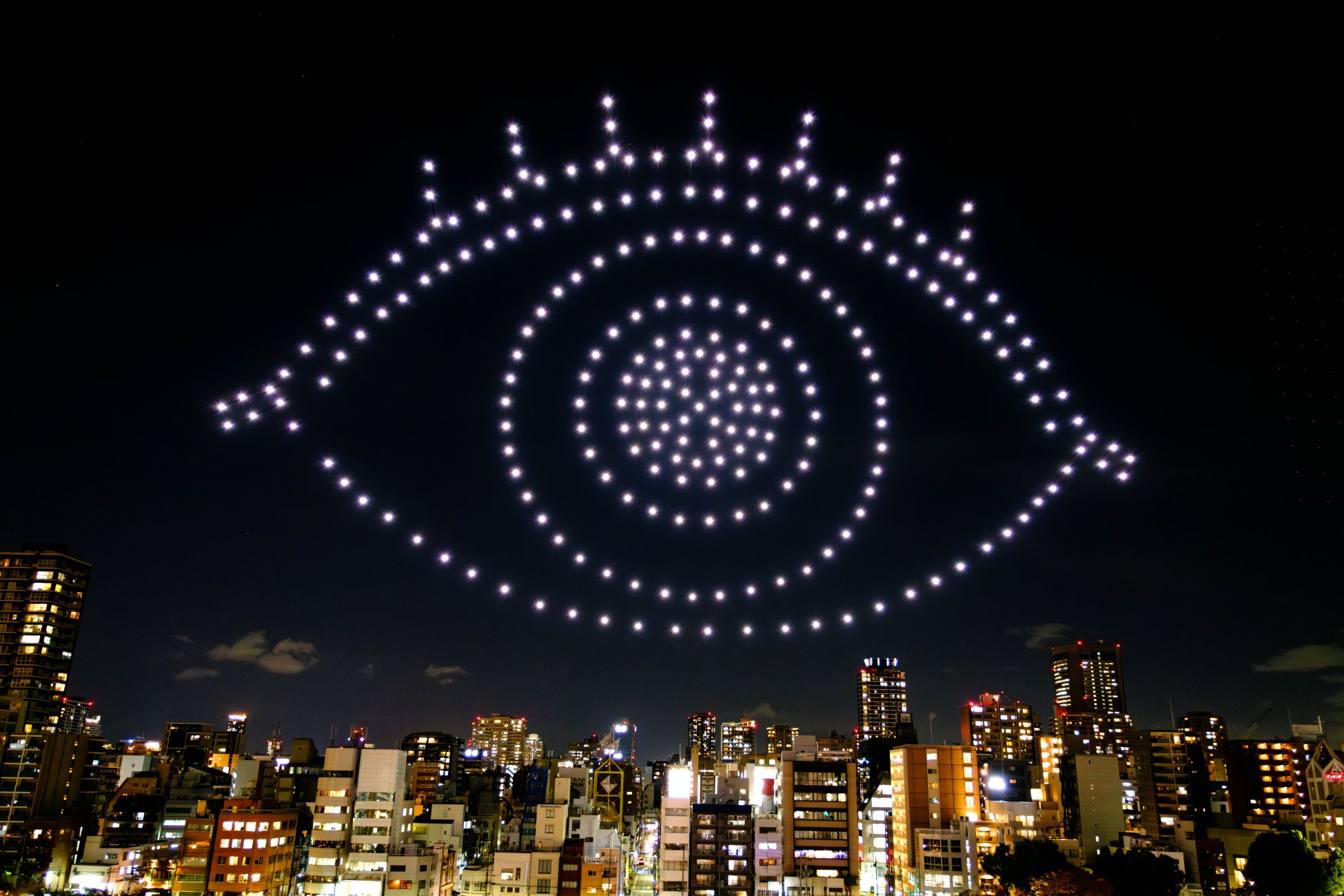 全長100mの巨大な目のドローンショー