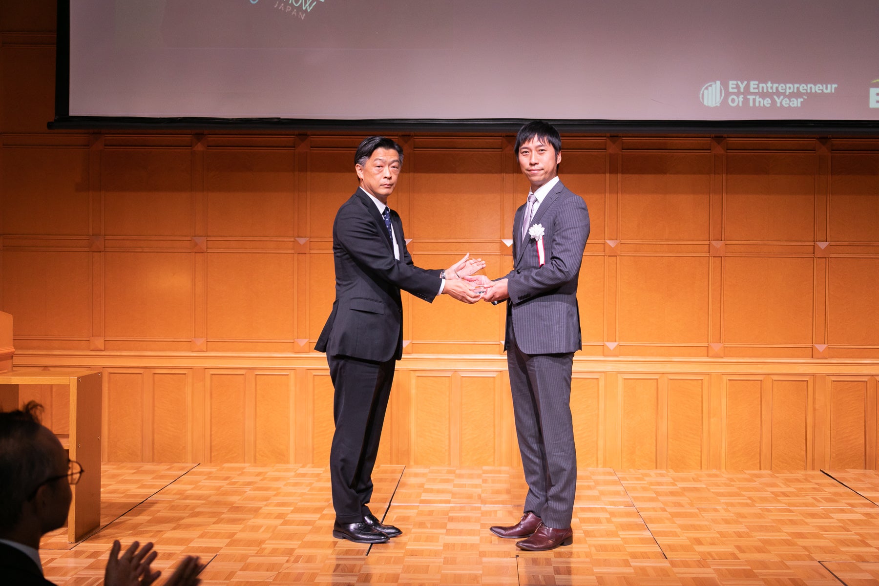 授賞式の様子：（右）弊社代表取締役山本雄貴