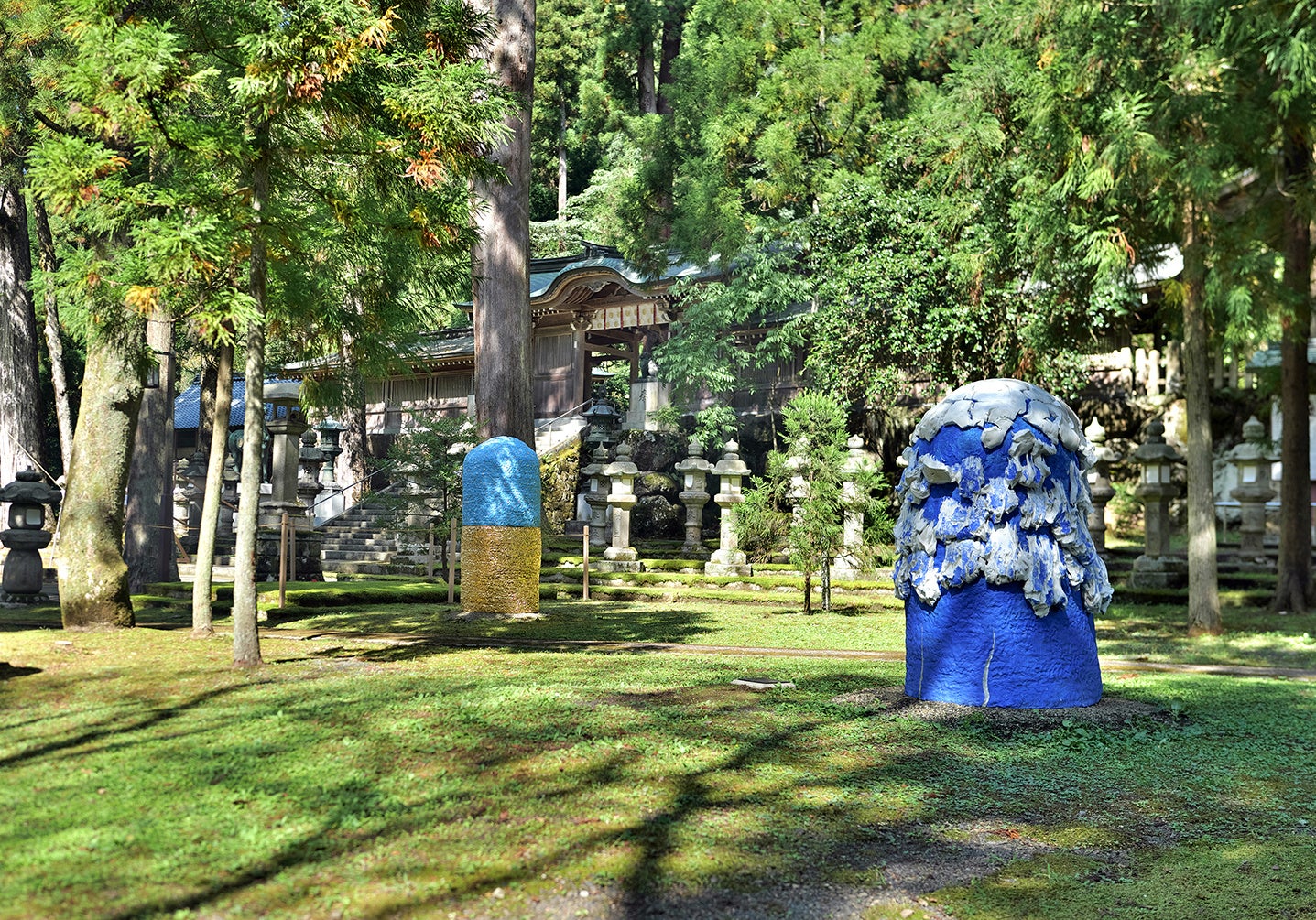 桑田卓郎 ≪無題≫（GO FOR KOGEI2021｜大瀧神社・岡太神社での展示風景） 写真：方野公寛