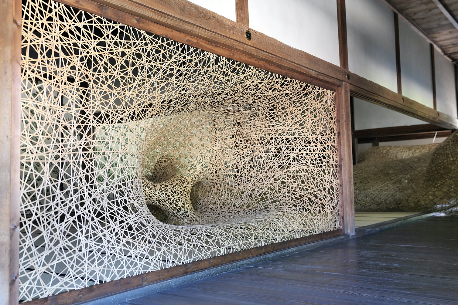 四代 田辺竹雲斎 ≪WORMHOLE≫（勝興寺）写真：方野公寛