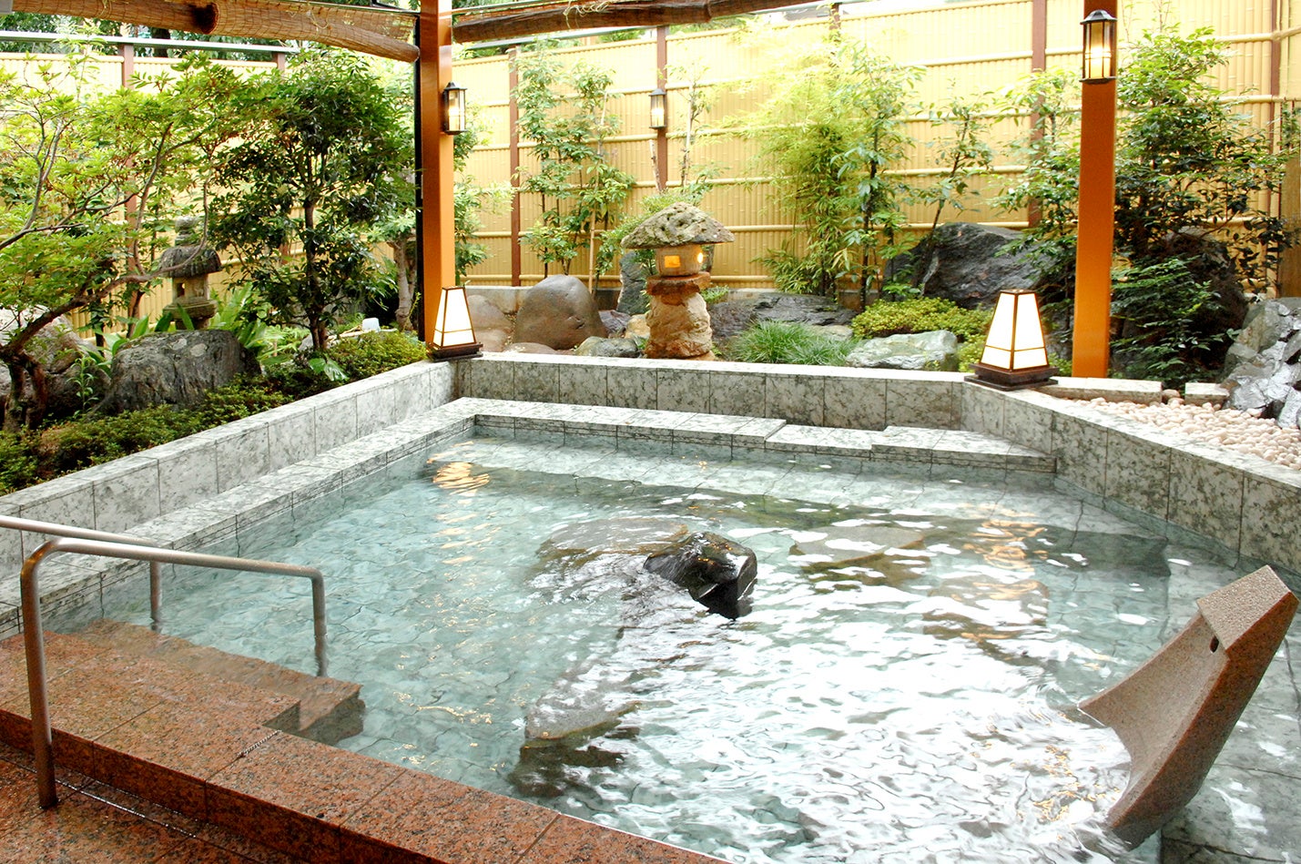 弘法の湯 本店 薬石露天風呂