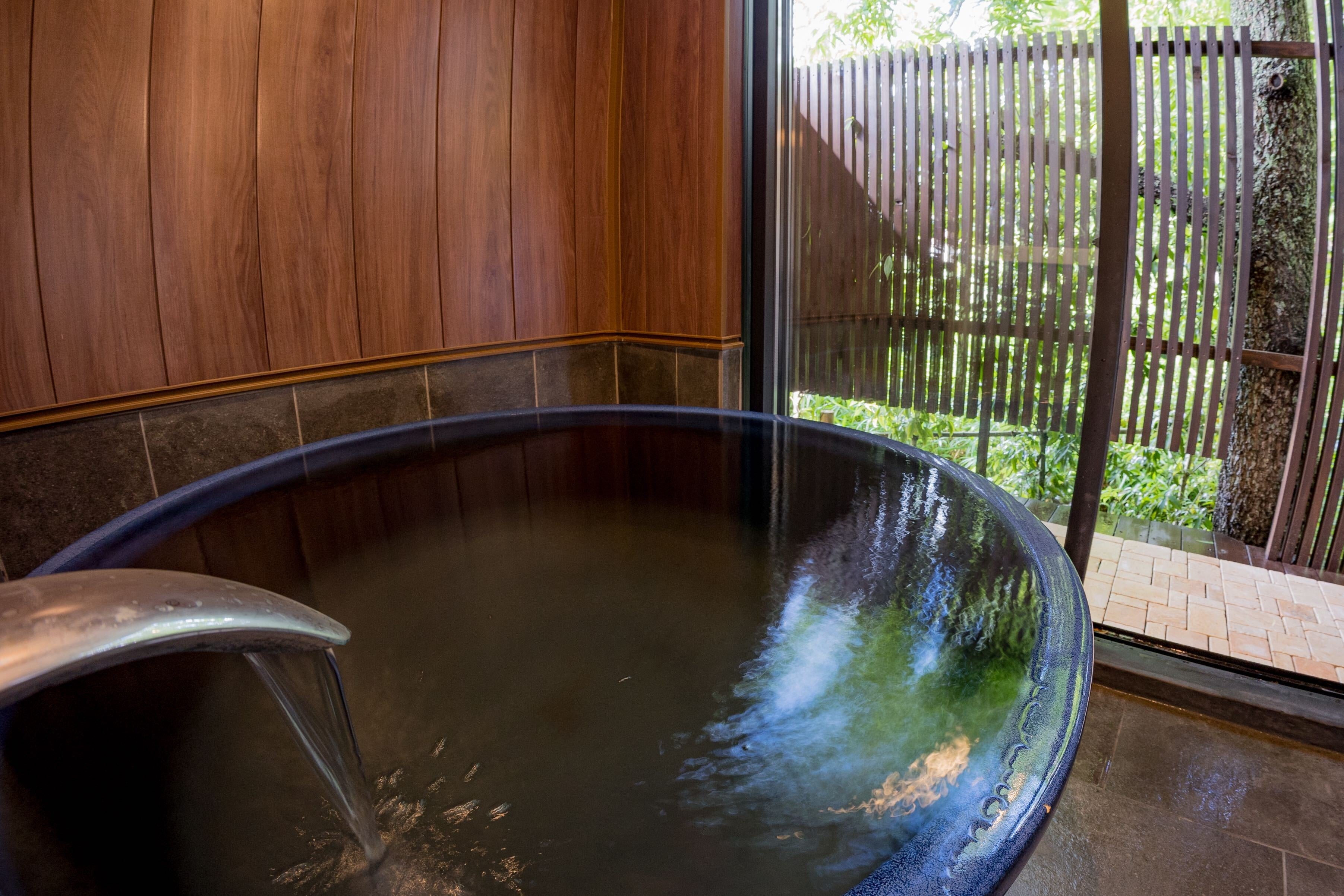 木漏れ日で癒される温泉