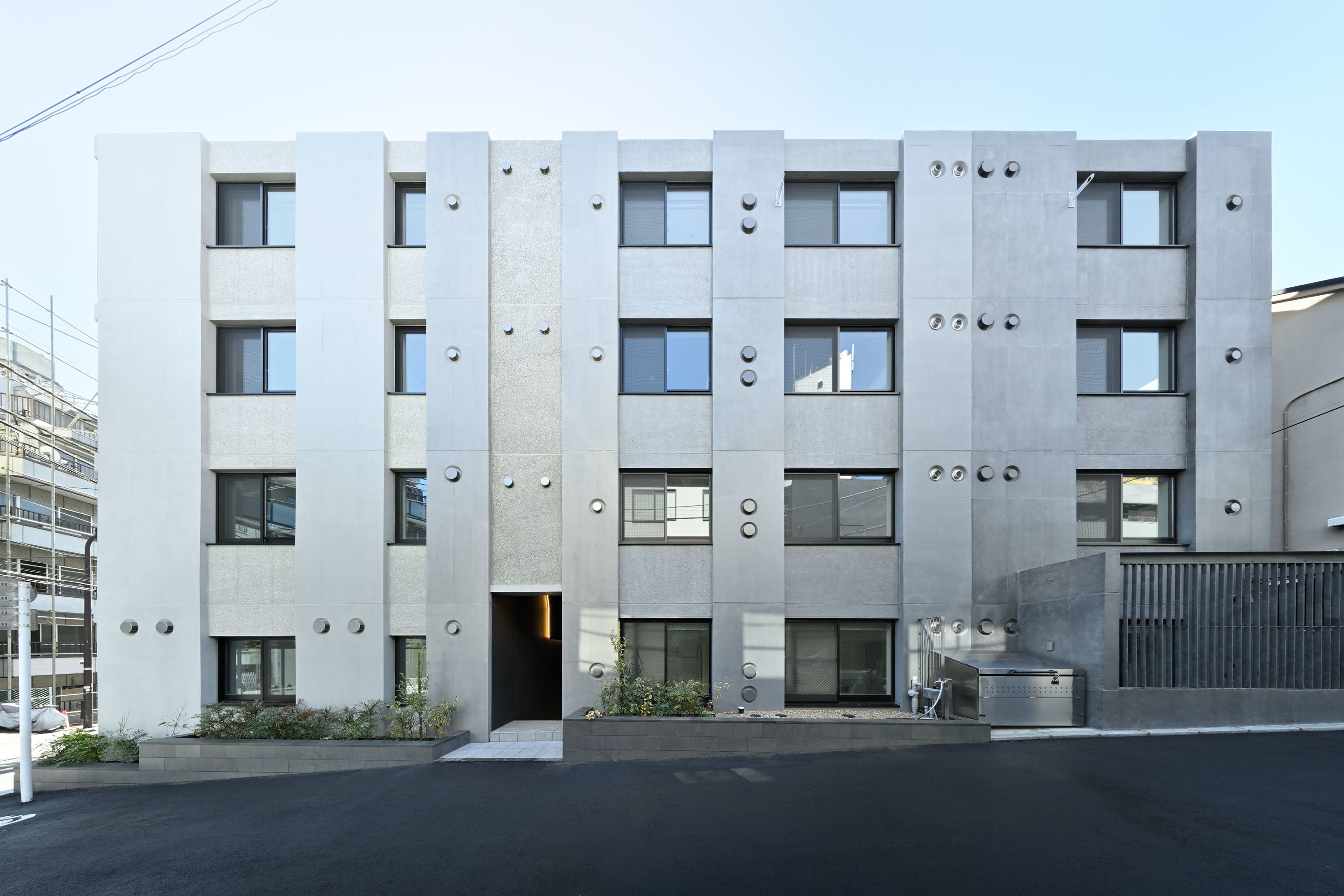 文化が交じり合うイメージをグラデーションで表現した外観。コンクリートの外壁には表面加工と色彩に変化を持たせた表情豊かな8種類の仕上げを使用。