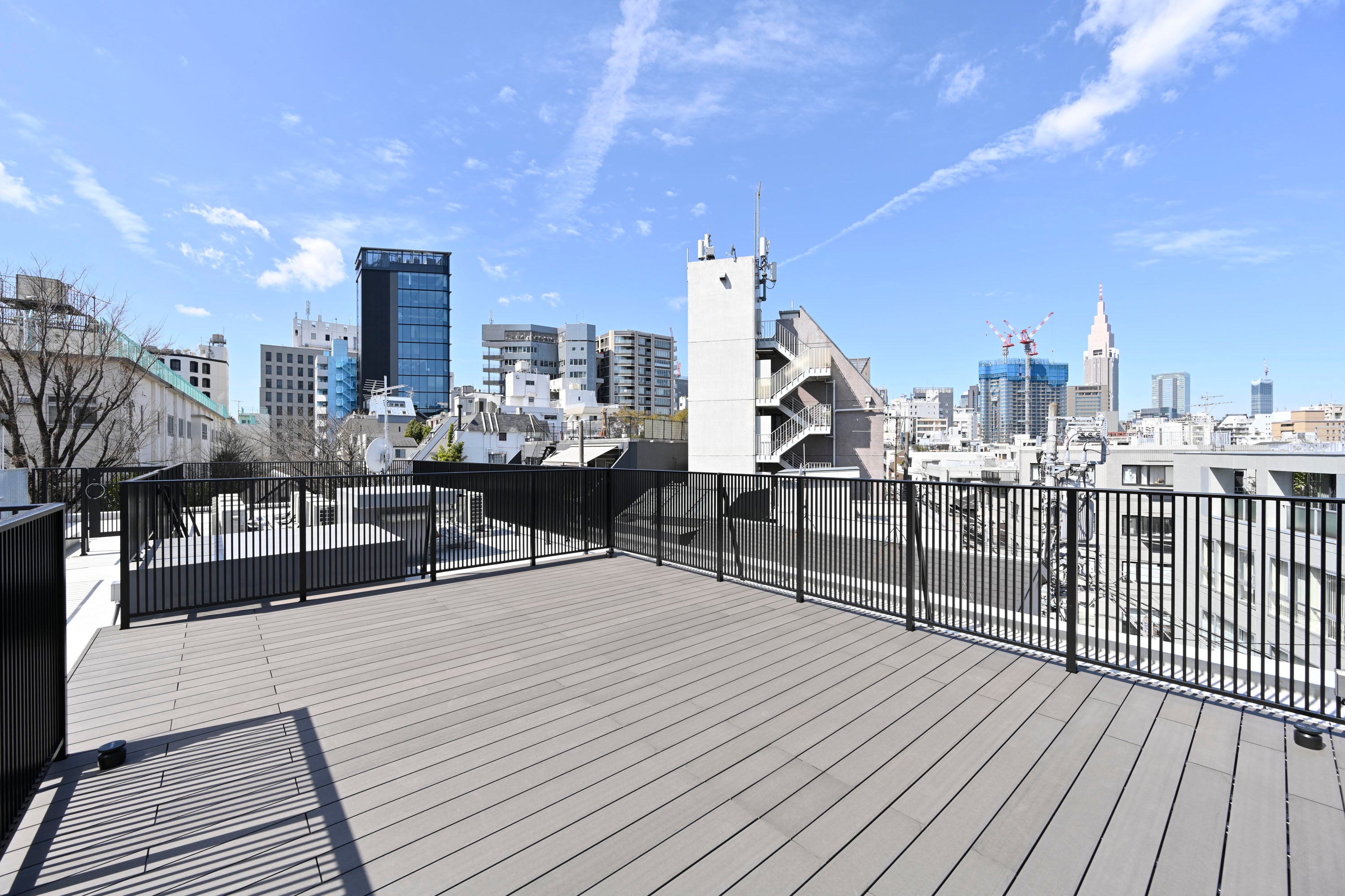 街並みを一望できる屋上のワイドビューテラス。神宮外苑花火大会の鑑賞や在宅ワーク中の気分転換にも。
