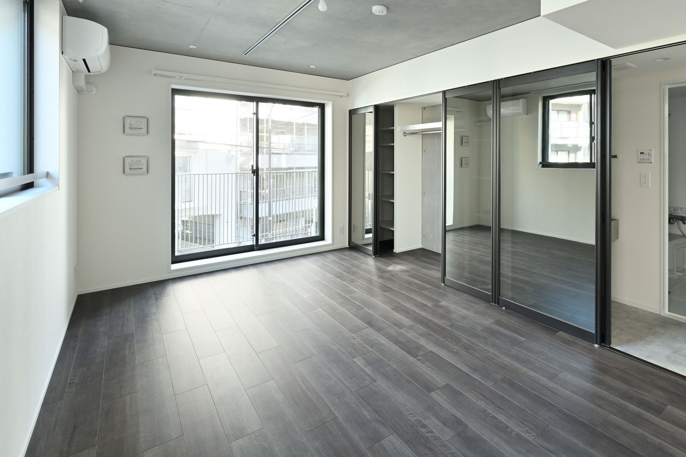 ワンルームは、ガラス引き戸で洗面・バスルーム・クローゼットを仕切り、生活感を抑えた特別感のあるインテリア。