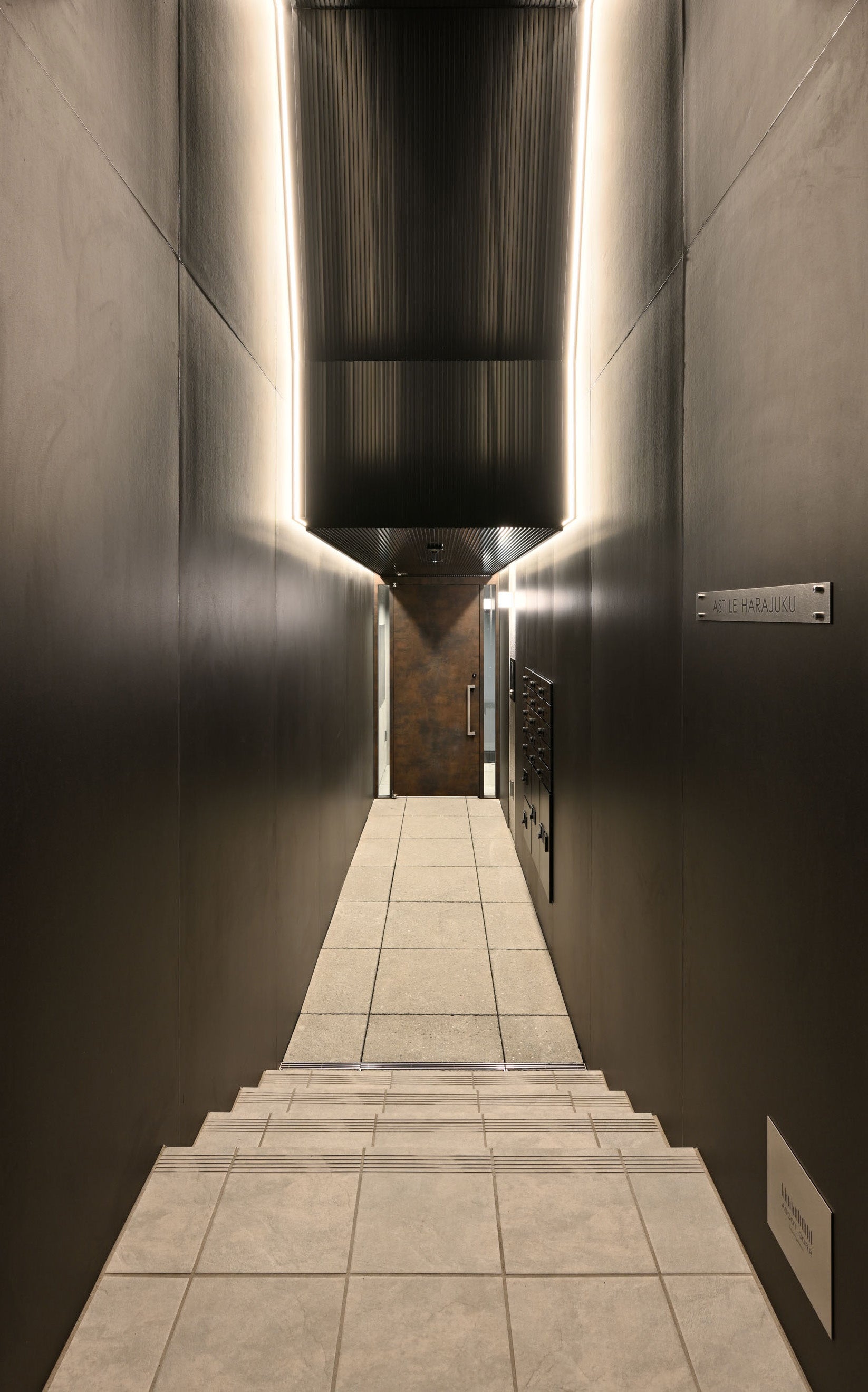 高揚感と開放感を感じさせる2層吹抜けのエントランス。