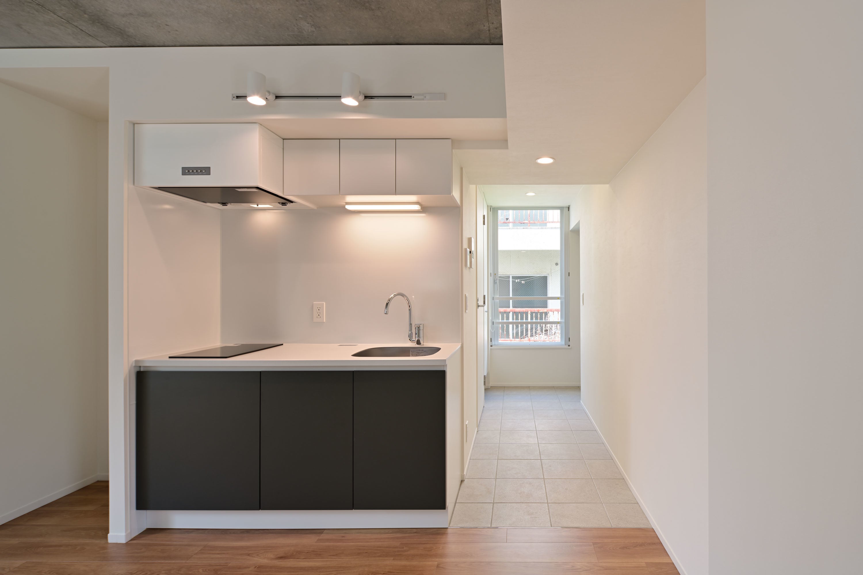 玄関からキッチンまで延長された広い土間スペースは、自転車などのディスプレイを楽しむこともできる。