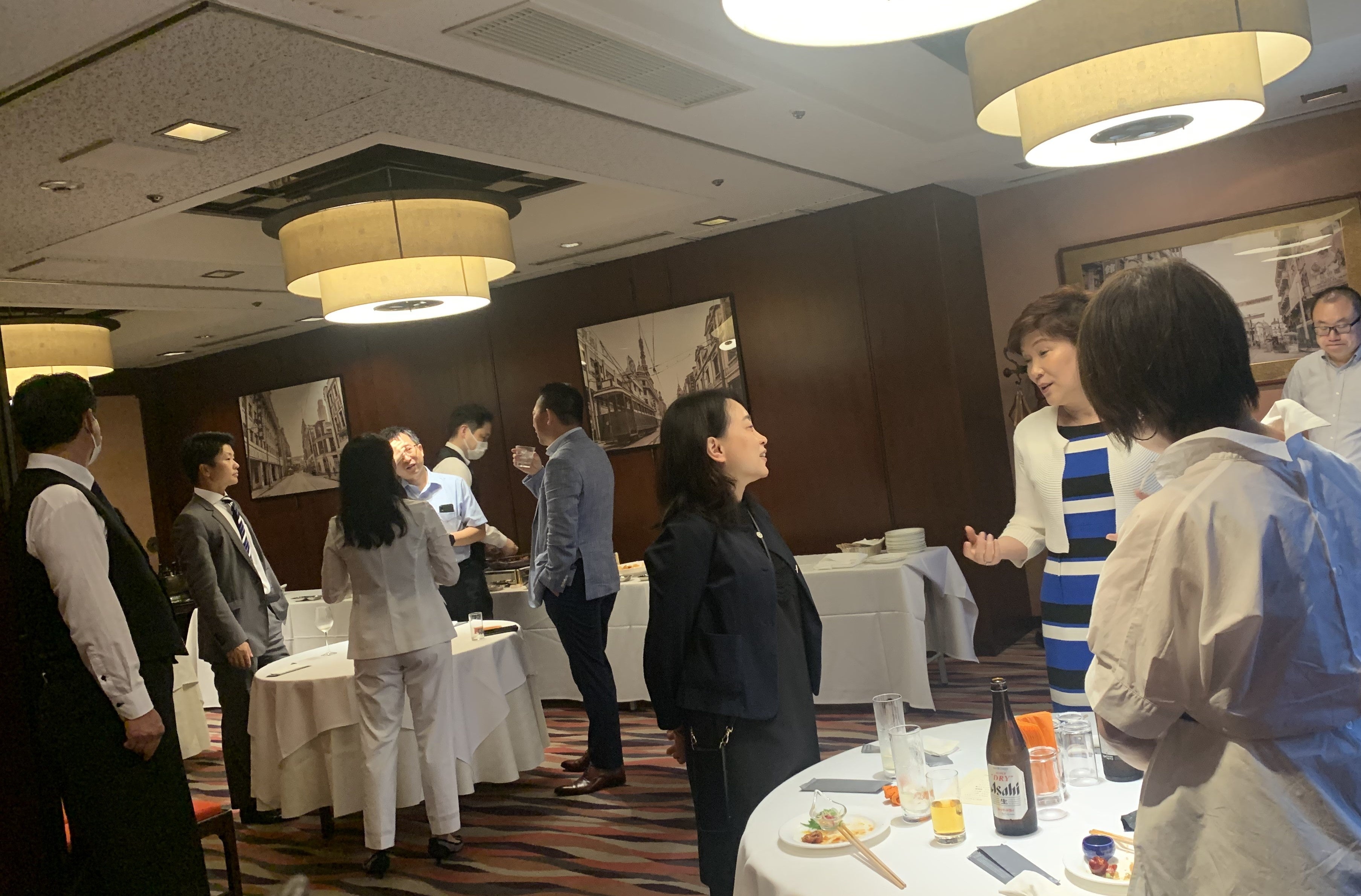 第４部は落ち着いた雰囲気の高級レストランで、立食スタイルのお料理とお酒を楽しんでいただきました。お客様自ら起業の経験談などを語り合い、お客様同士・講師・アスコットのスタッフで情報交換やコミュニケーションをしていただける場となりました。