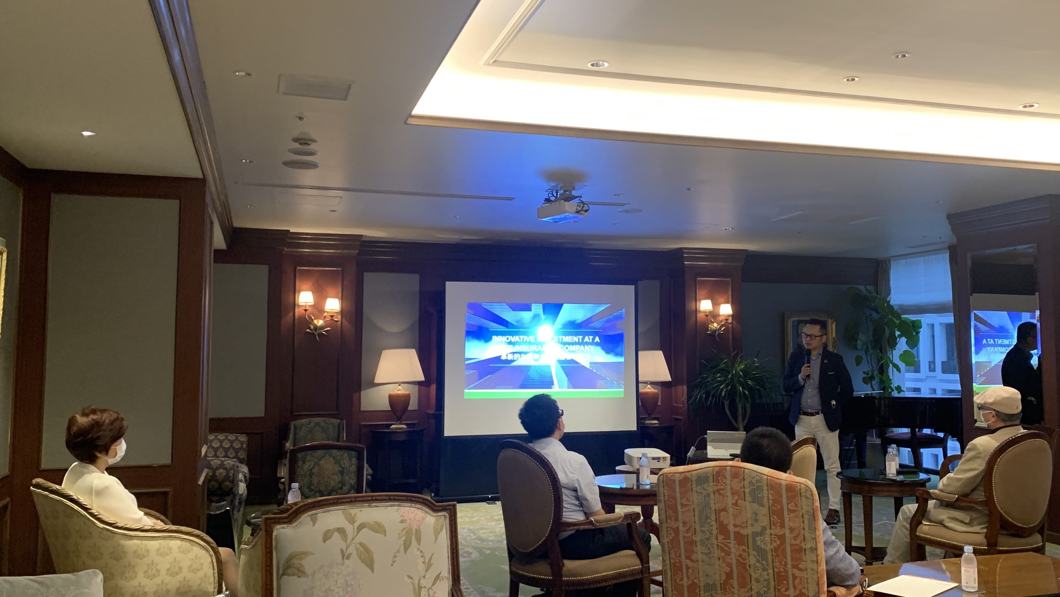 第１部～３部の高級感漂う銀座の会場。 お客様が頷きながら講師の講義に集中され、資産形成に関するプロの見解に魅了されていました。