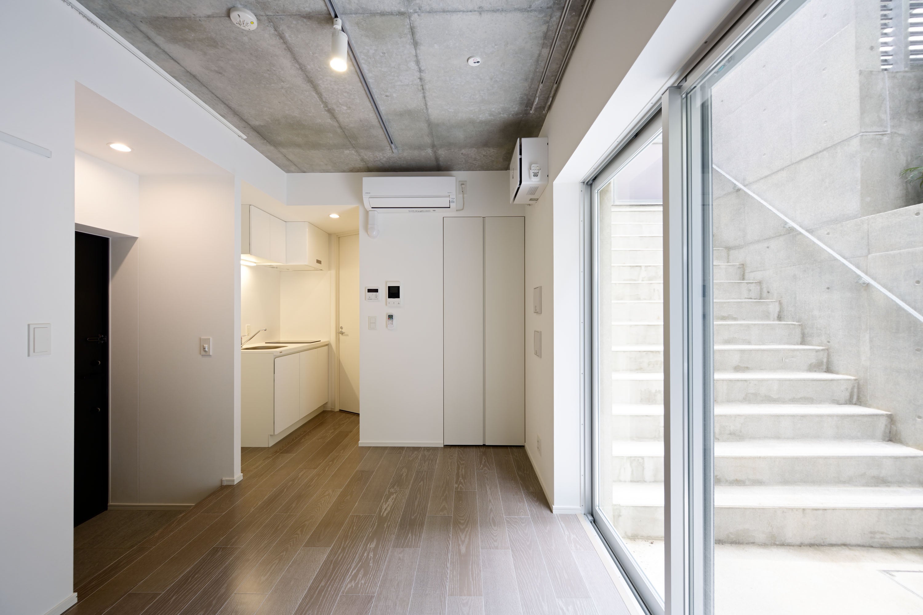 地形を活かした専用庭が地下のワンルームに面積以上の開放感を創出。住む人それぞれのライフスタイルや趣味に合わせた多目的スペースとしても利用できる。