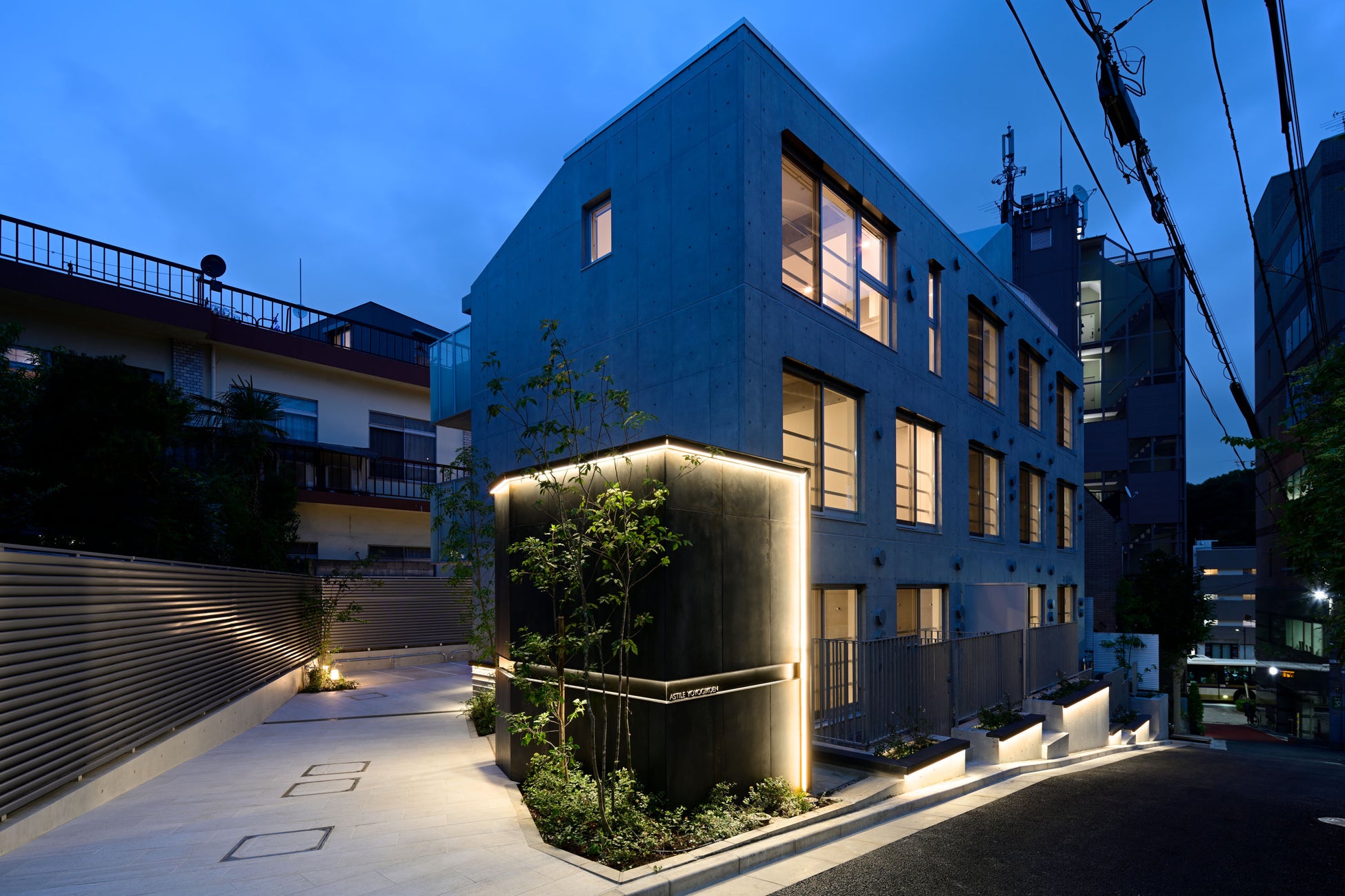 「黒の帯」には間接照明が組み込まれ、夜間は前面の通りやアプローチを照らします。