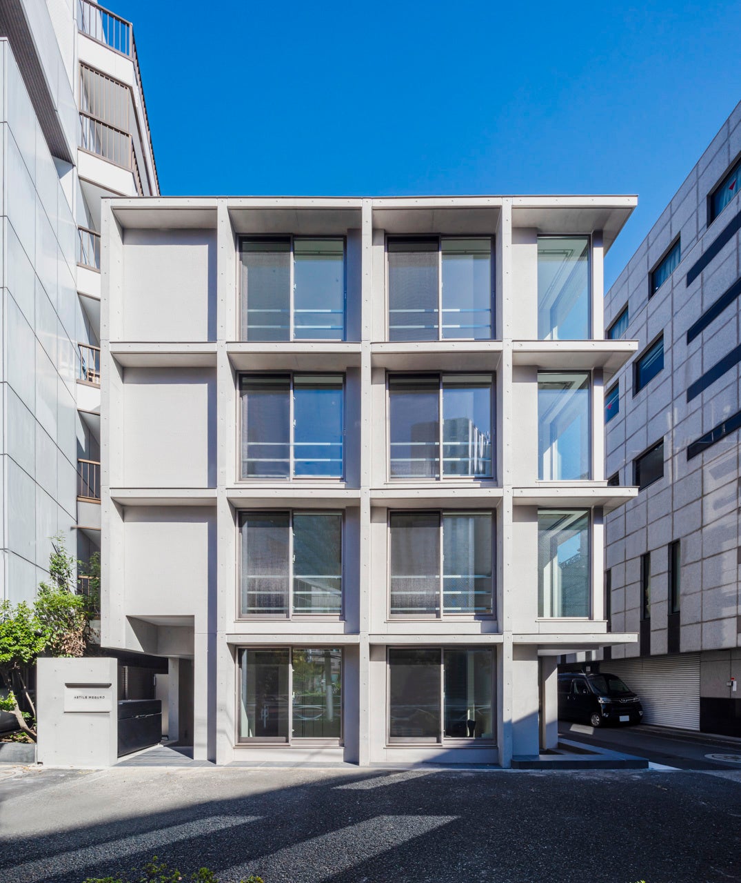 格子状のフレームが印象的な外観デザイン