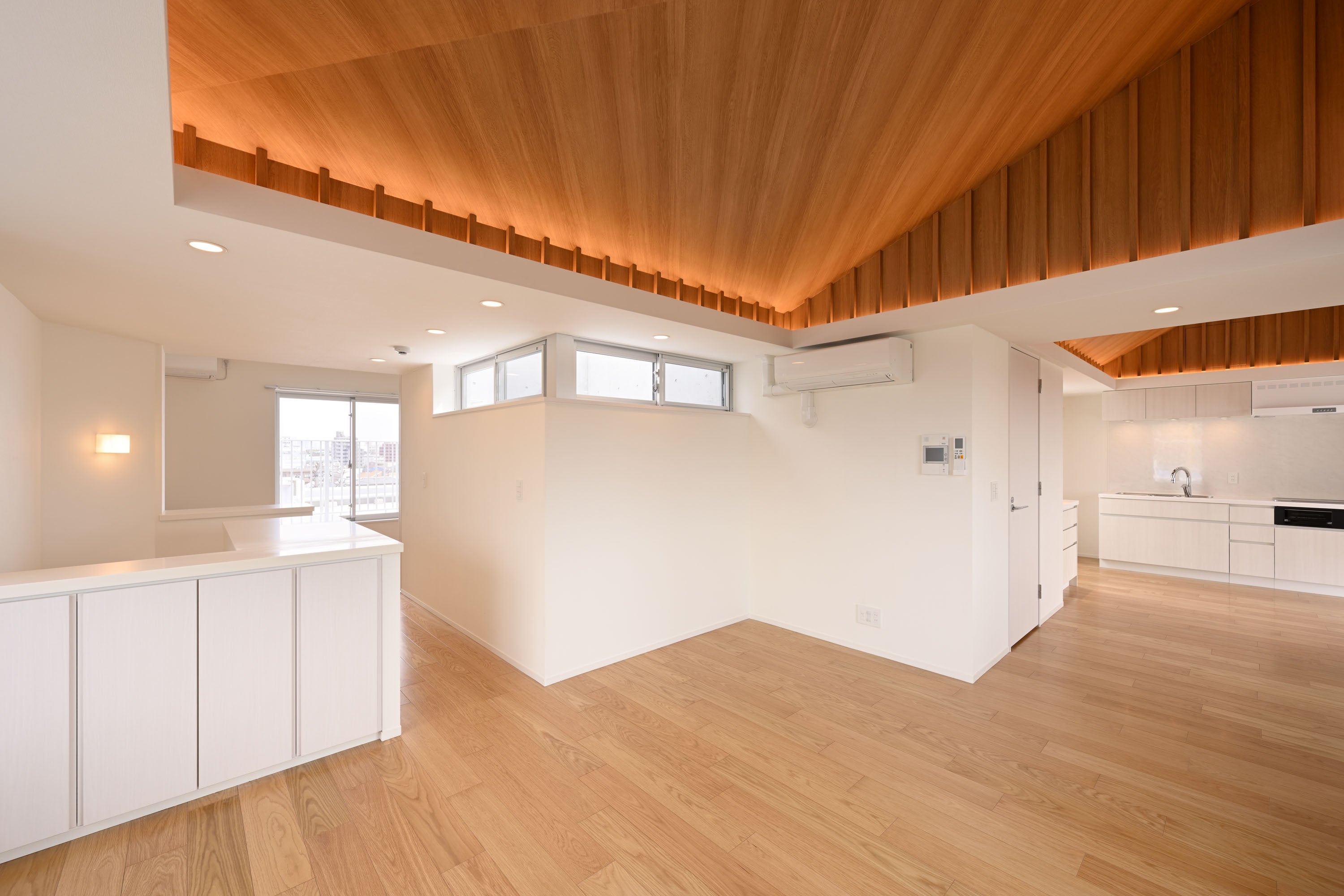 リビングに面した光庭と、最大3.5mの高さがある開放感あふれる勾配天井