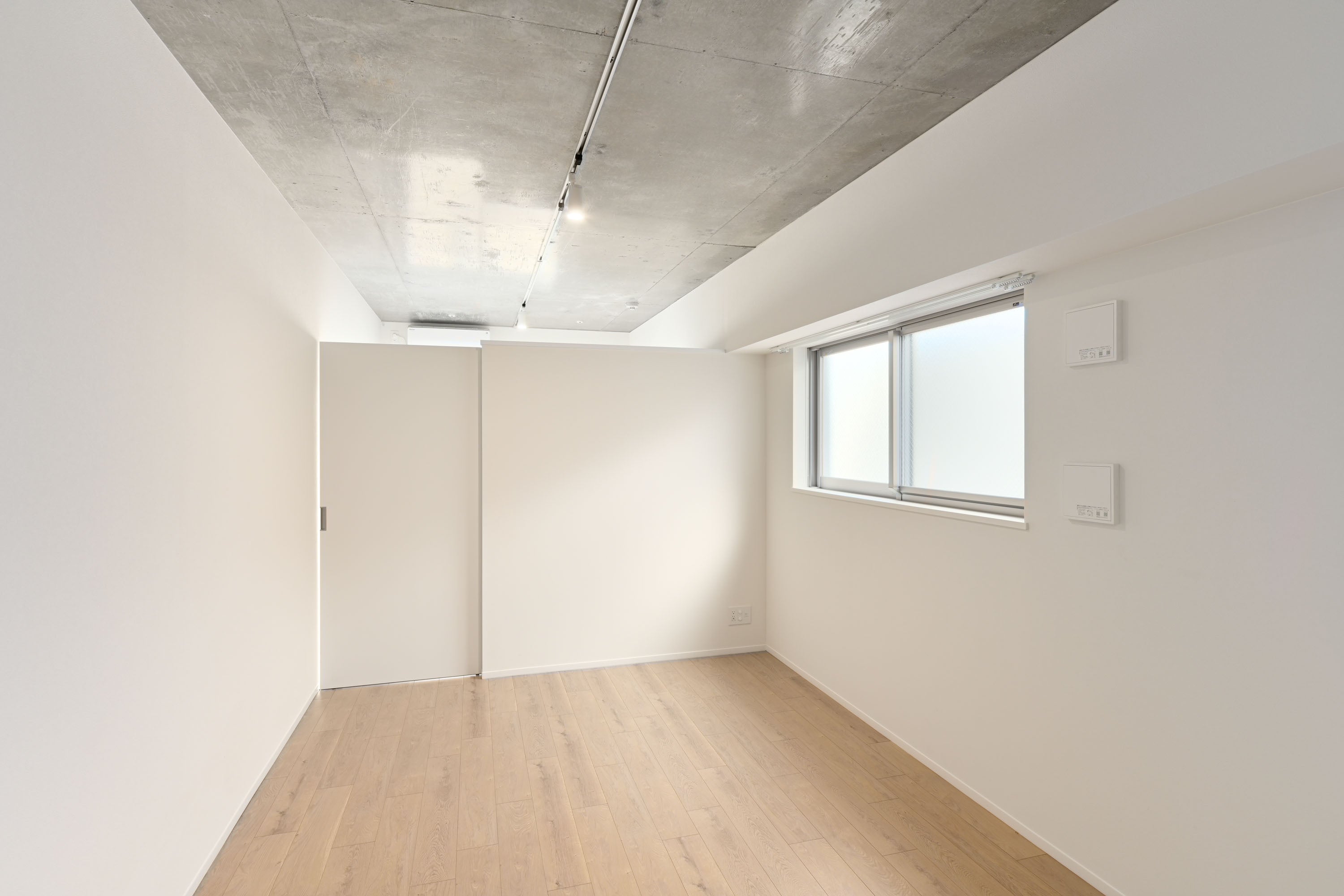 収納スペースに格納された引戸の開閉により、一体空間をゆるく仕切ることが可能