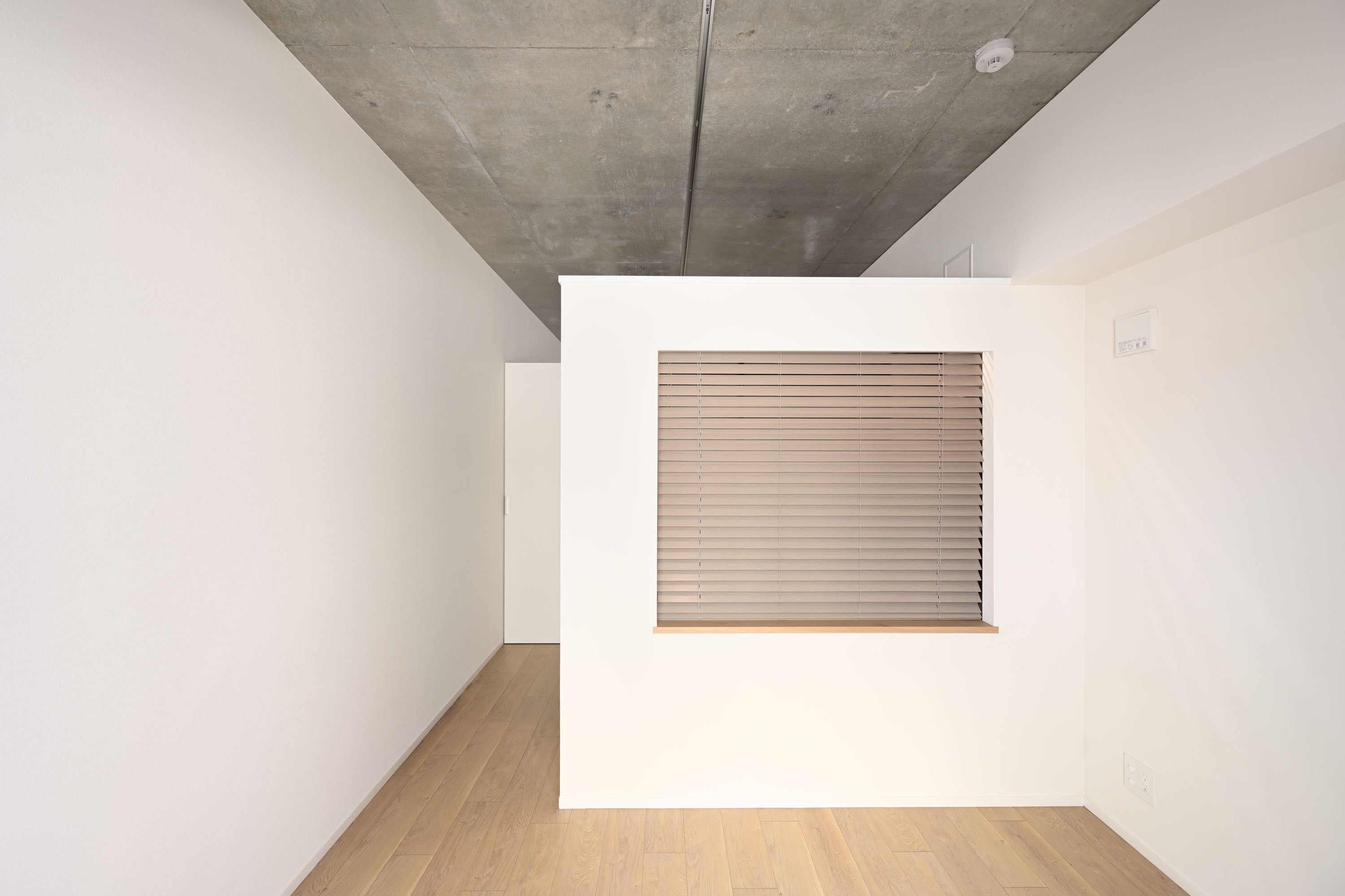 "ワーク・イン・クローゼット”には木ブラインド付の開口があり、採光の調整が可能