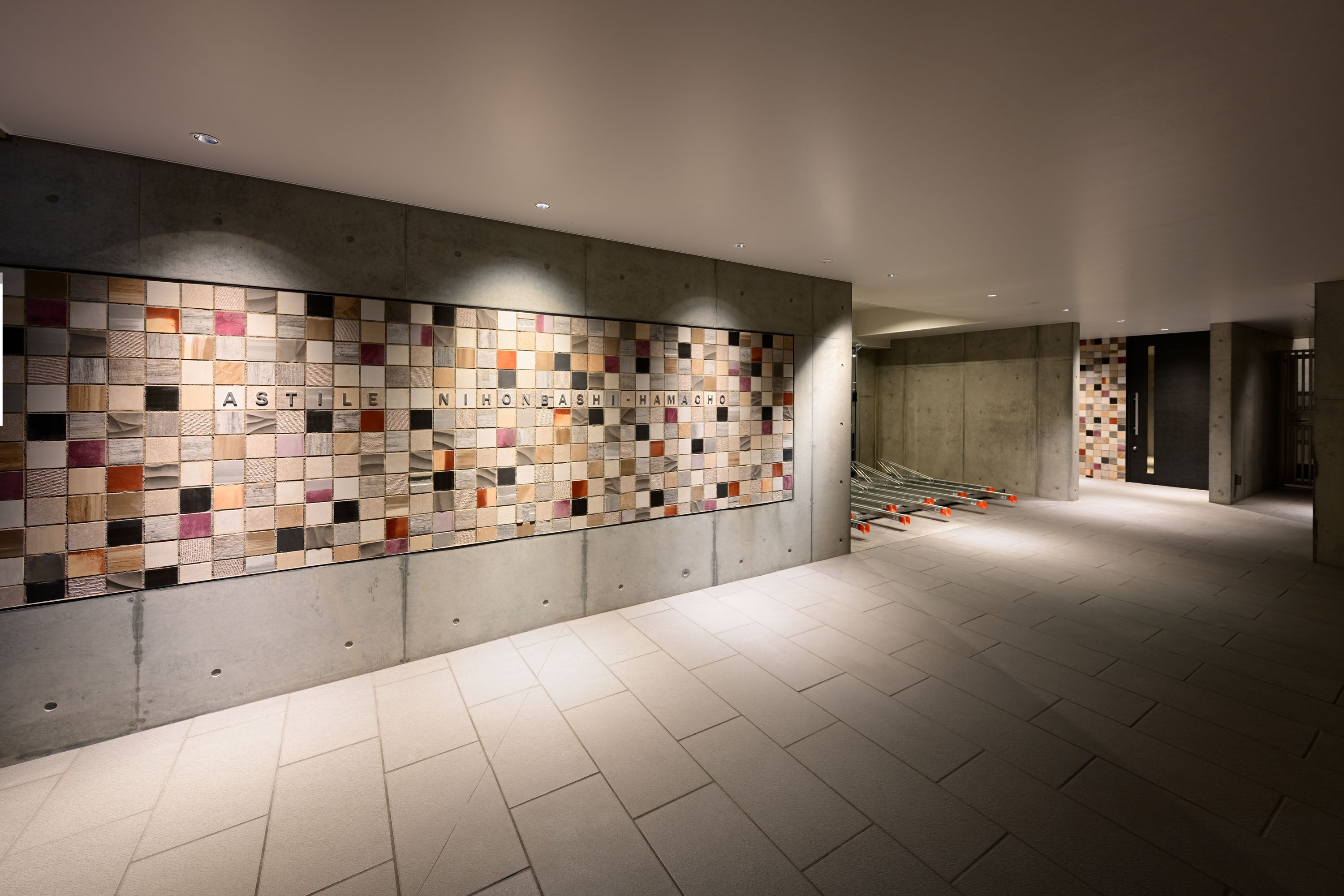 アプローチ空間に設えられたアートウォール