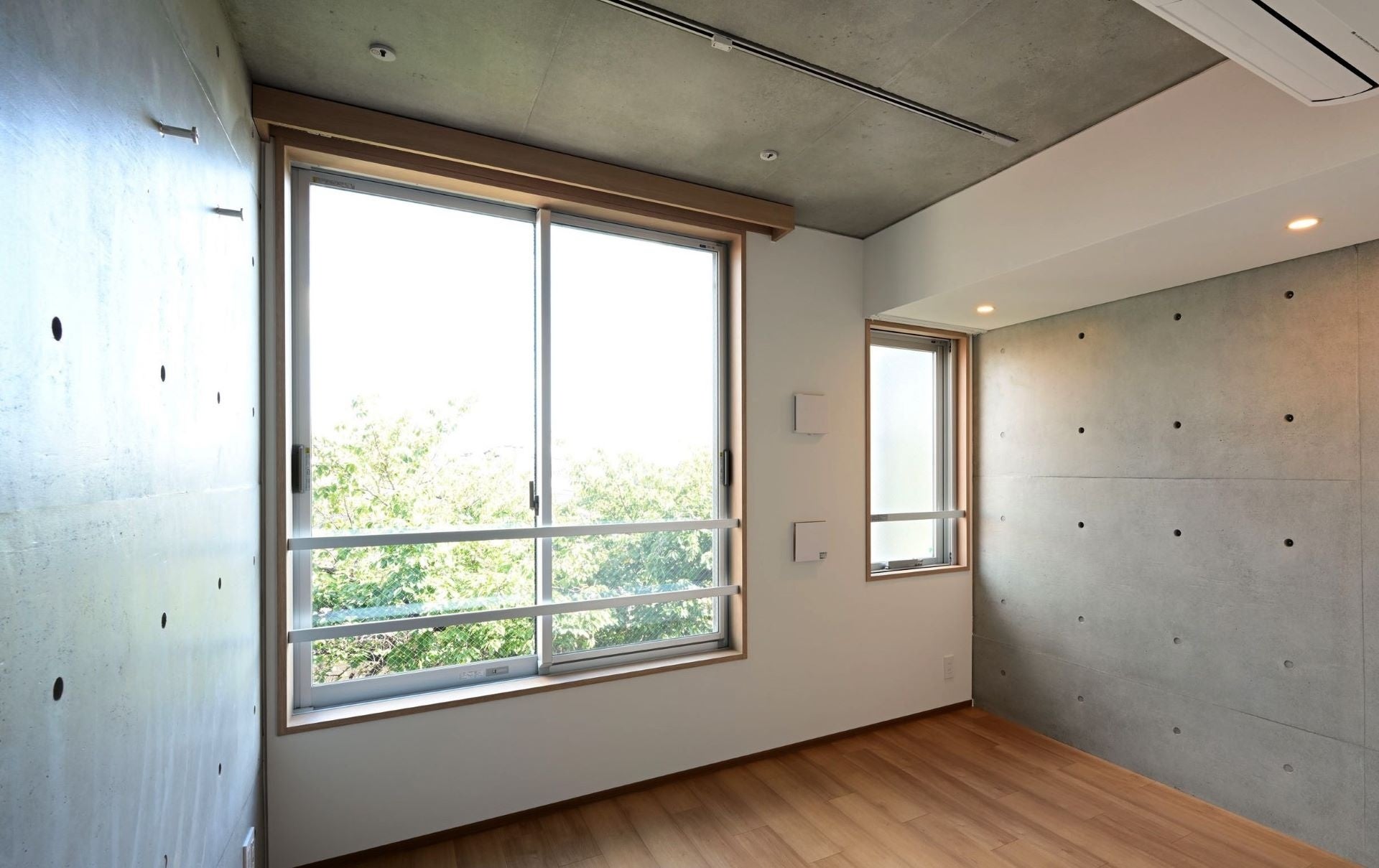 隣地の緑を借景とする窓