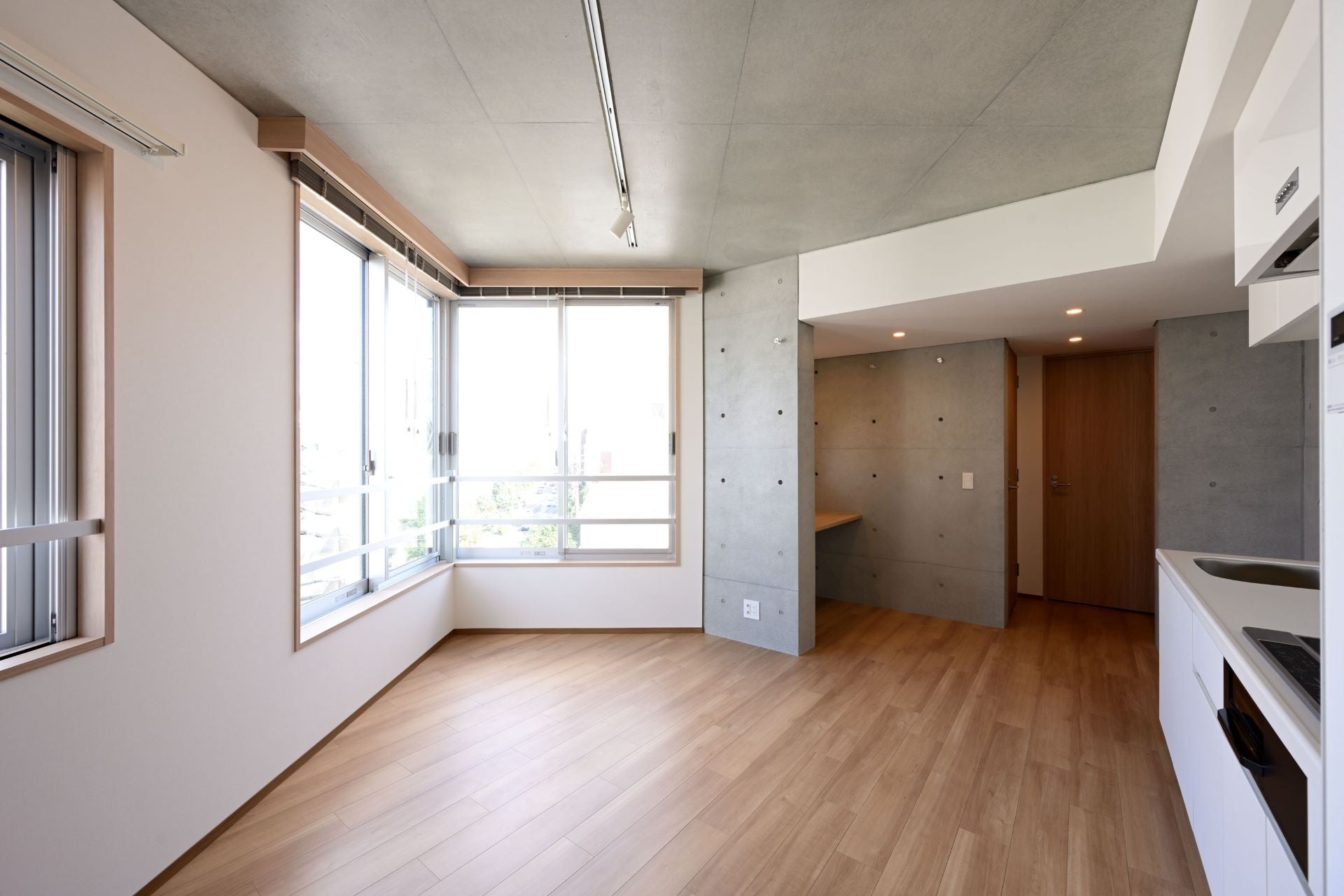 駒沢通りに面した開放的なコーナーサッシ