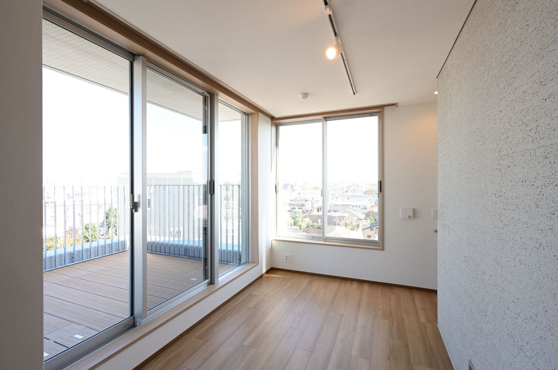 リビングダイニングキッチンにつながるルーフバルコニー